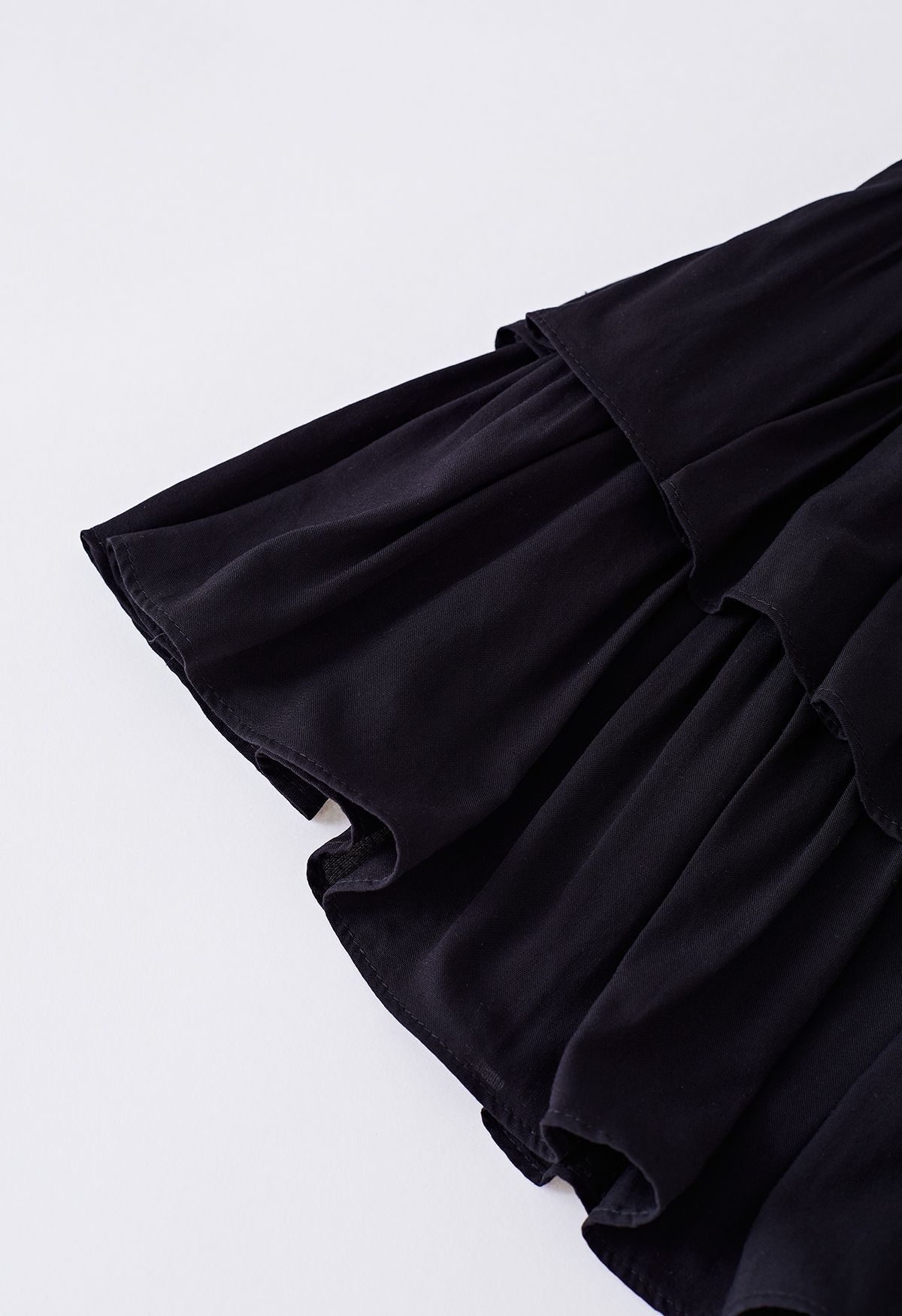 Mini-jupe froncée à volants et à volants en noir