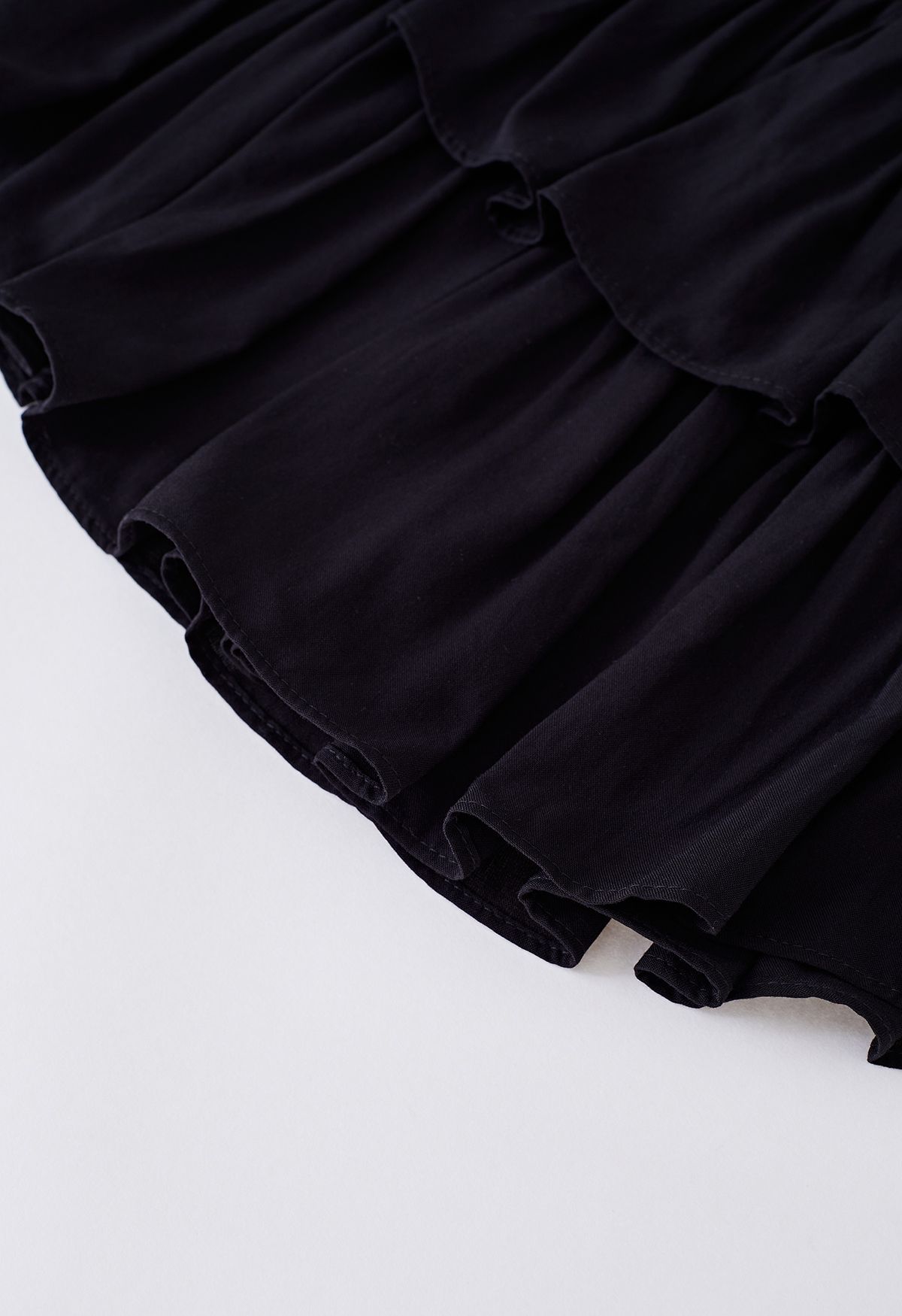 Mini-jupe froncée à volants et à volants en noir