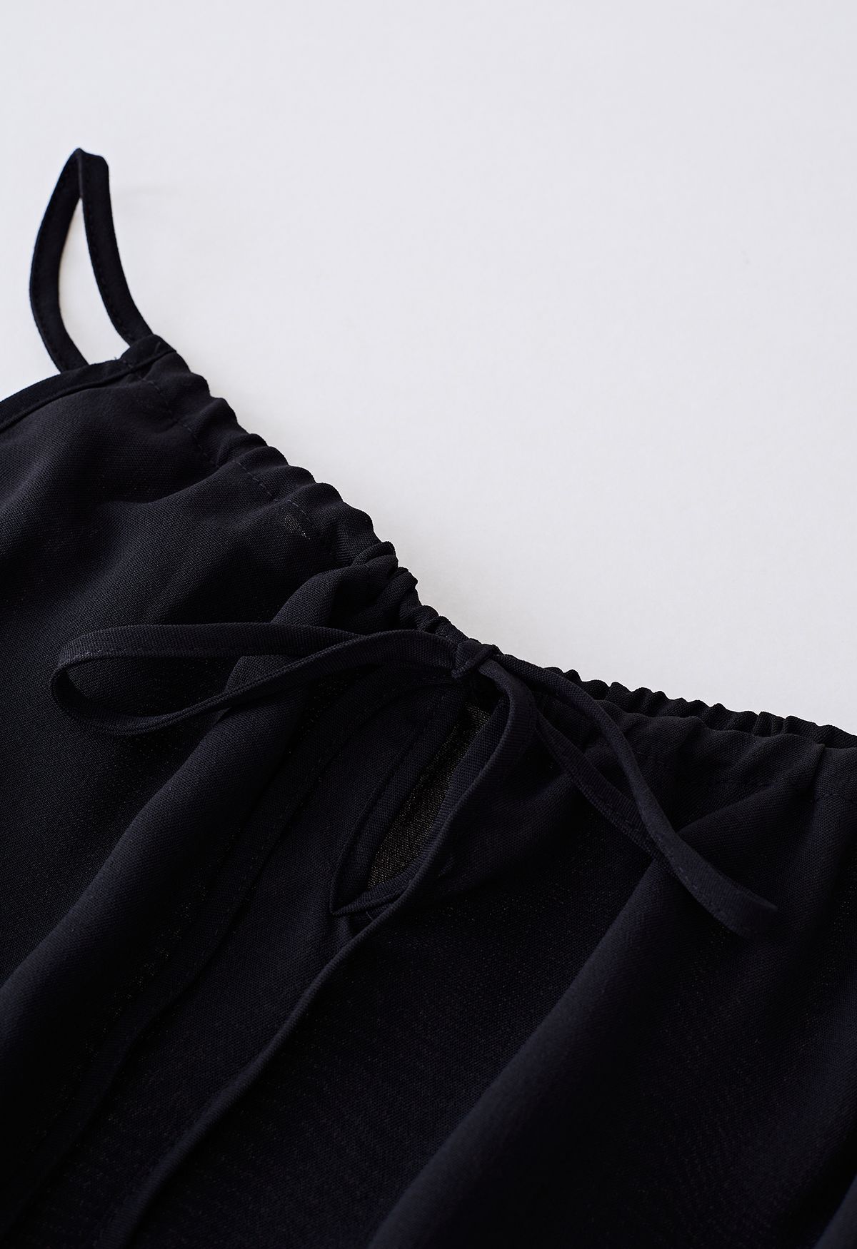 Robe plissée à taille nouée à encolure licou en noir