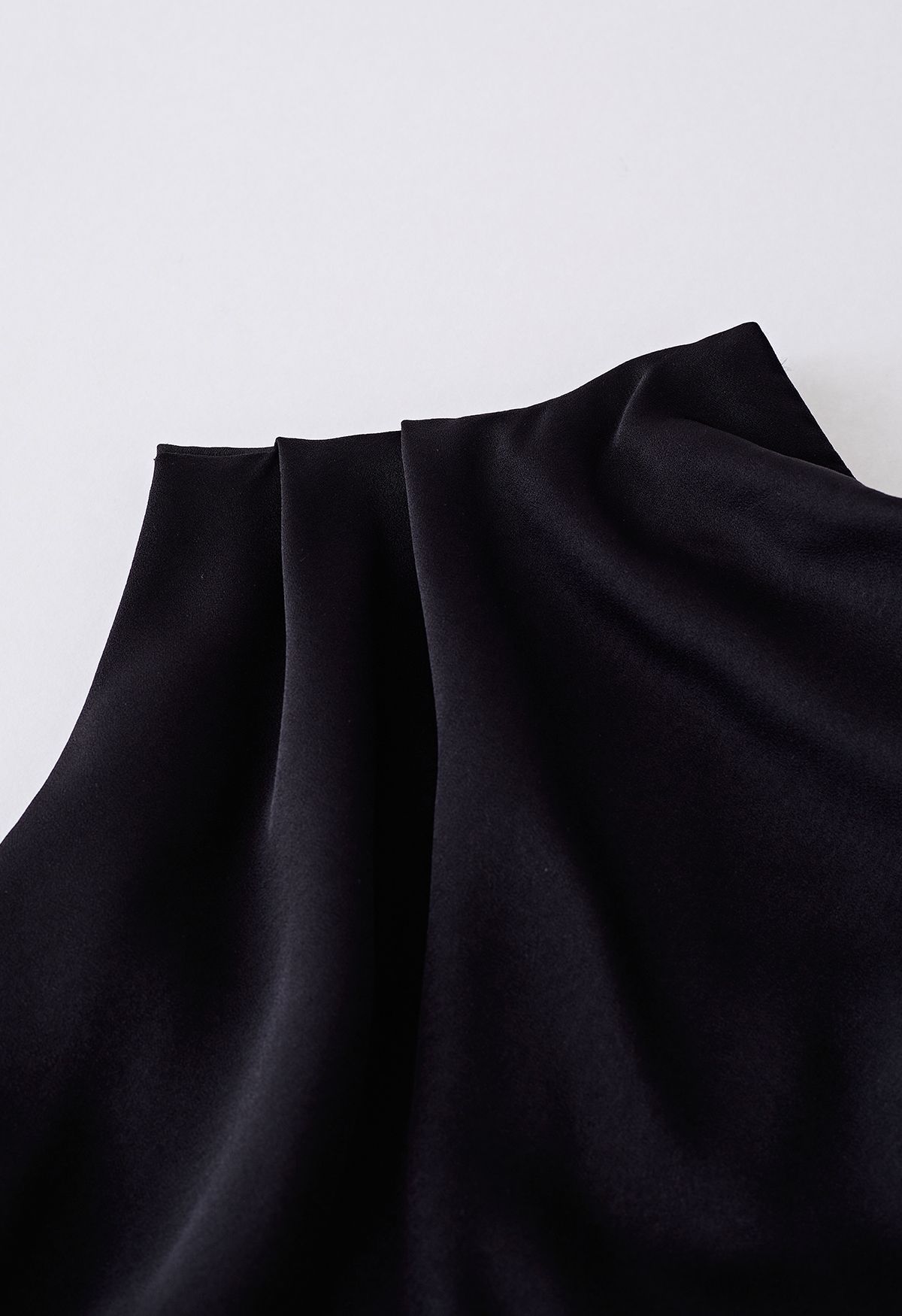 Robe asymétrique sans manches à encolure froncée en noir