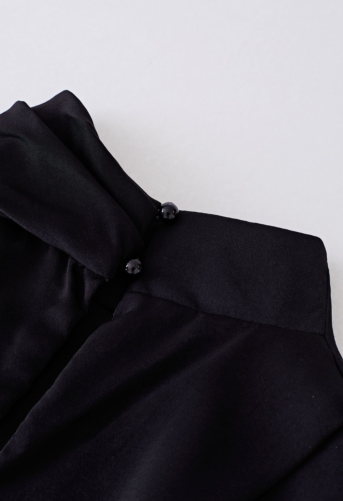 Robe asymétrique sans manches à encolure froncée en noir