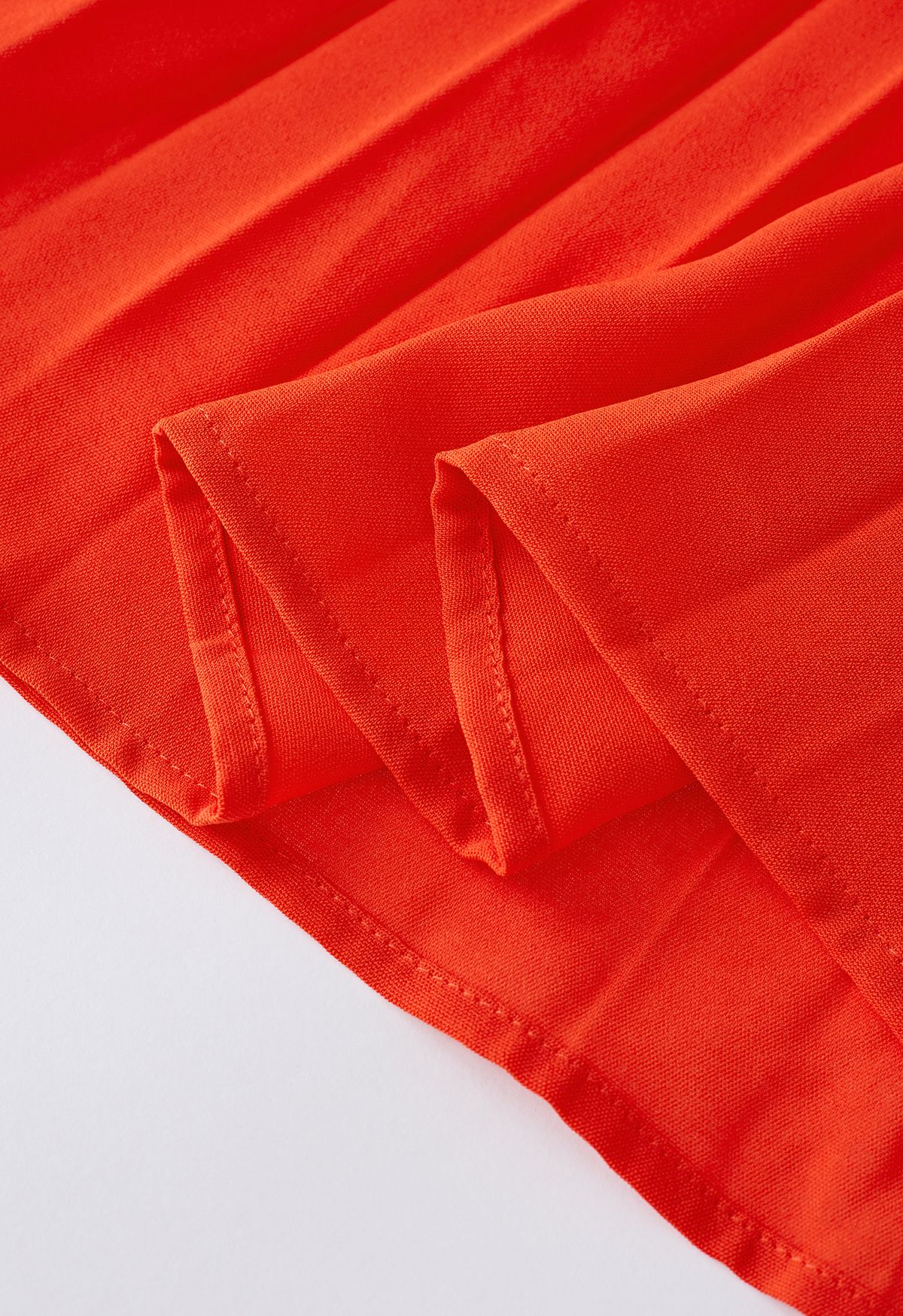Robe portefeuille plissée sans manches ornée d'une ceinture en orange