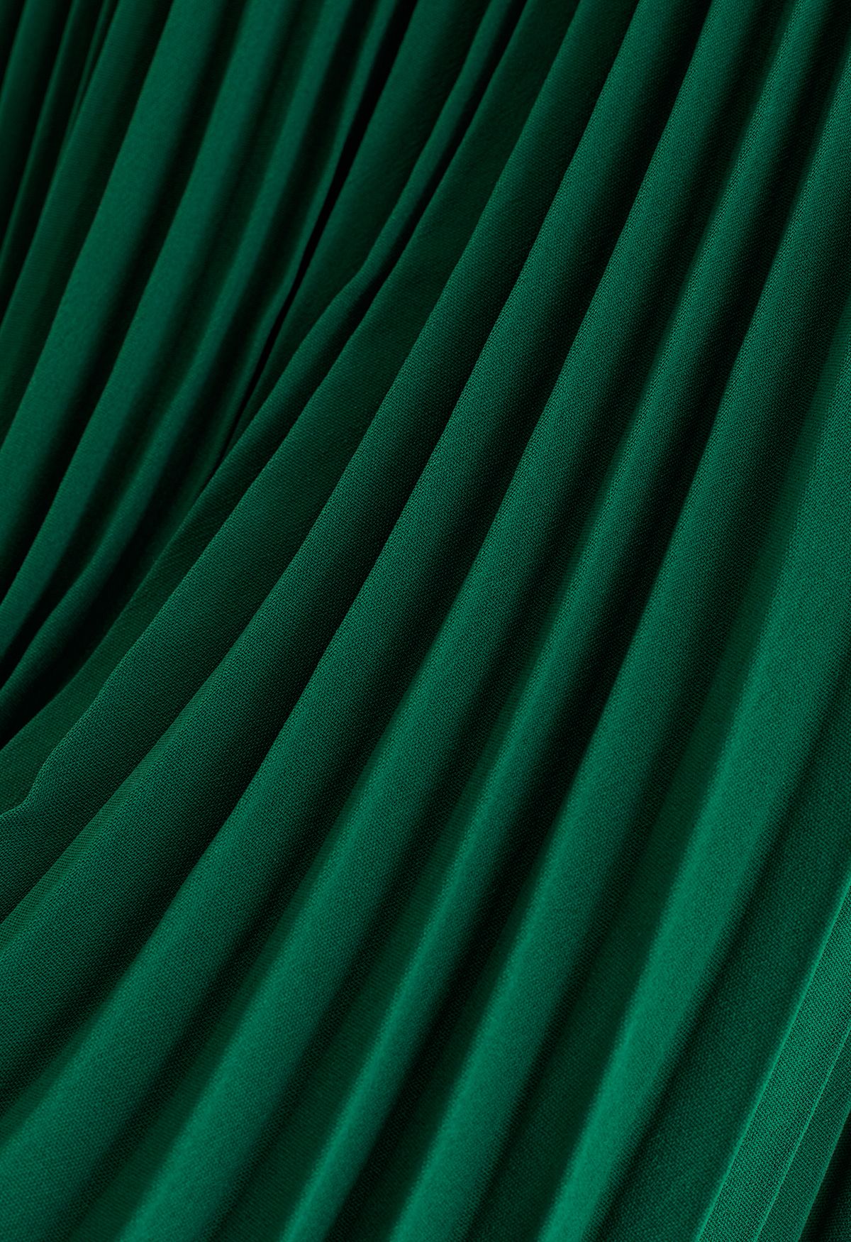 Robe portefeuille plissée sans manches ornée d'une ceinture en vert
