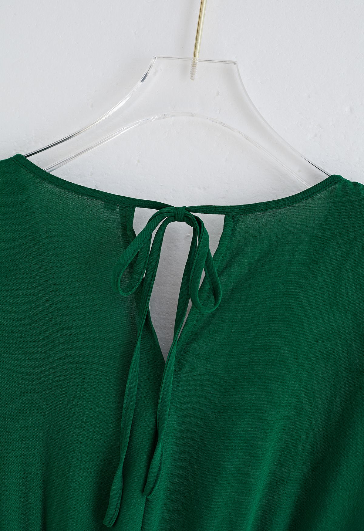 Robe portefeuille plissée sans manches ornée d'une ceinture en vert