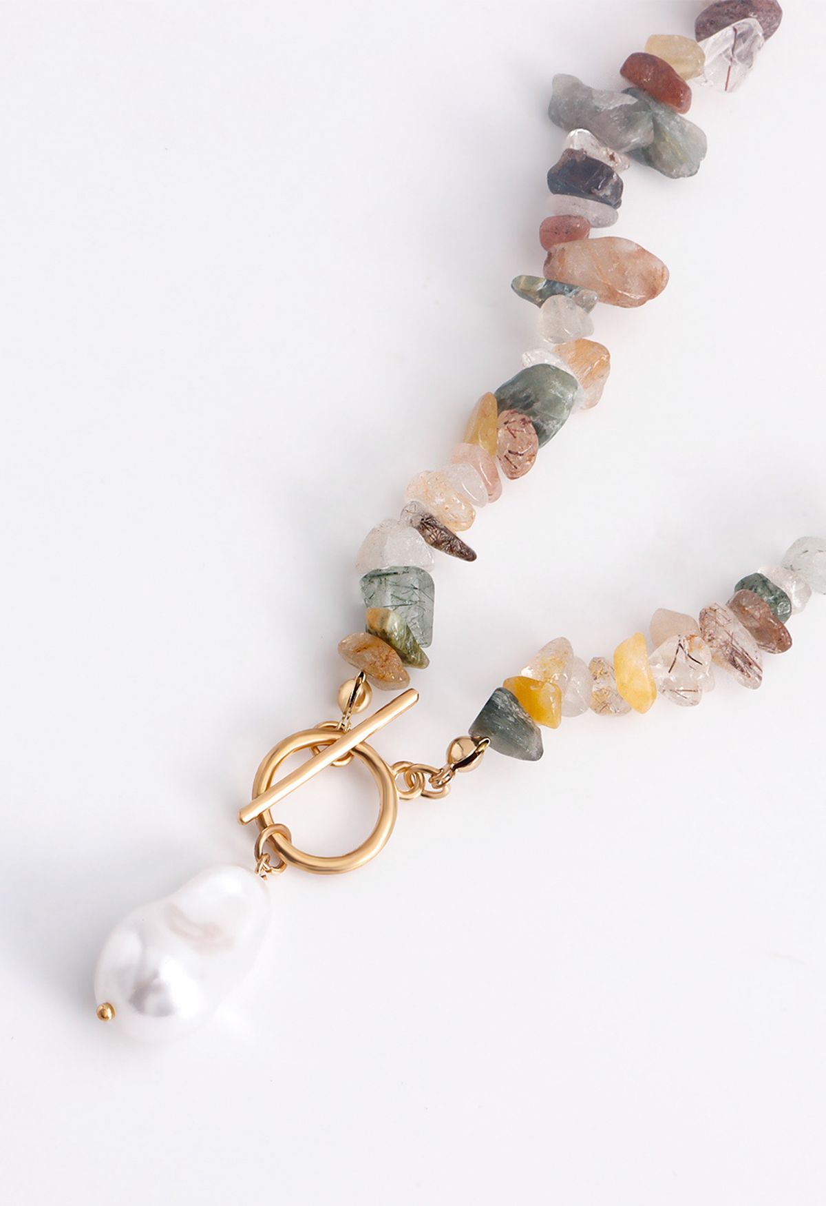 Collier de perles multicolores en pierre naturelle