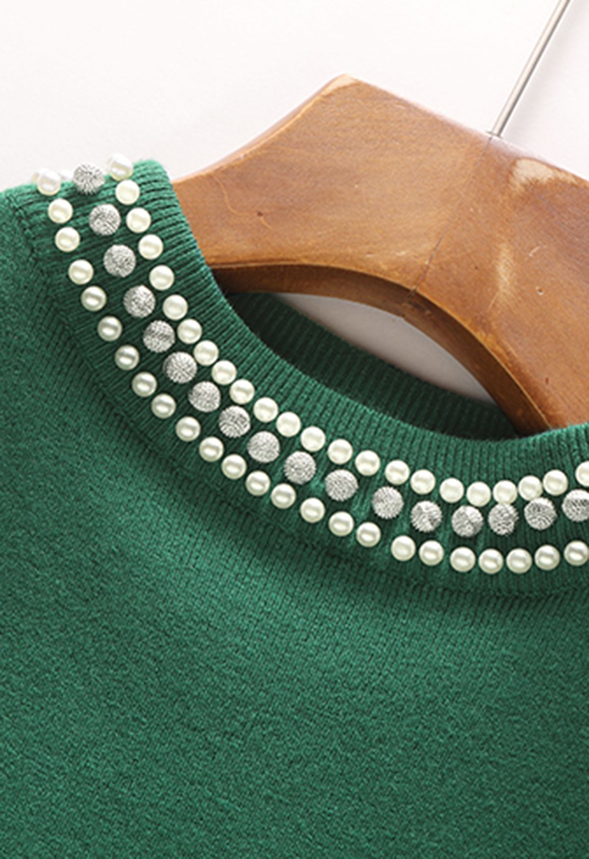Haut en tricot sans manches à col montant orné de perles en vert foncé