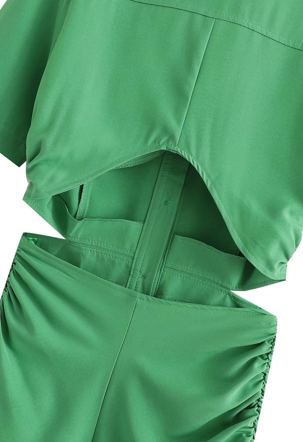 Robe chemise froncée sur le côté à la taille découpée en vert