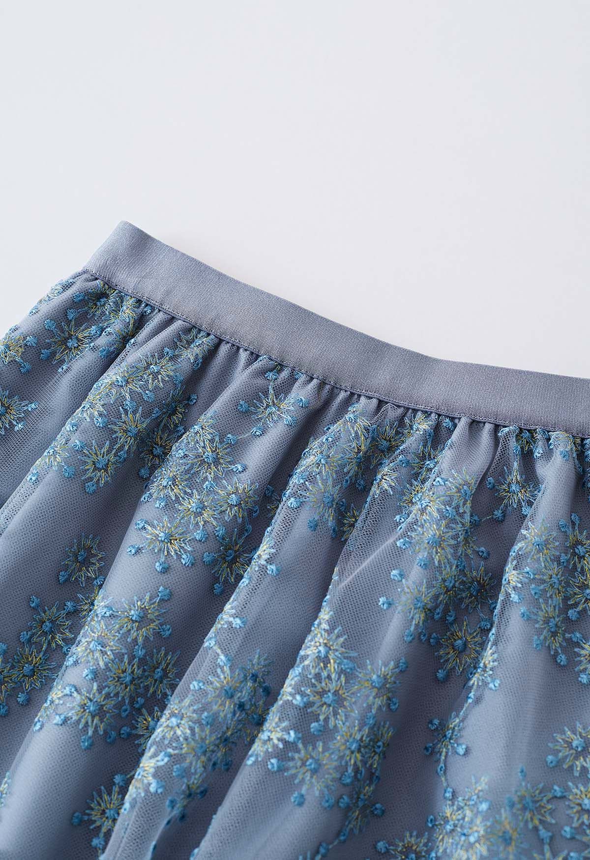 Jupe mi-longue en maille fleurette brodée métallisée en bleu poussiéreux
