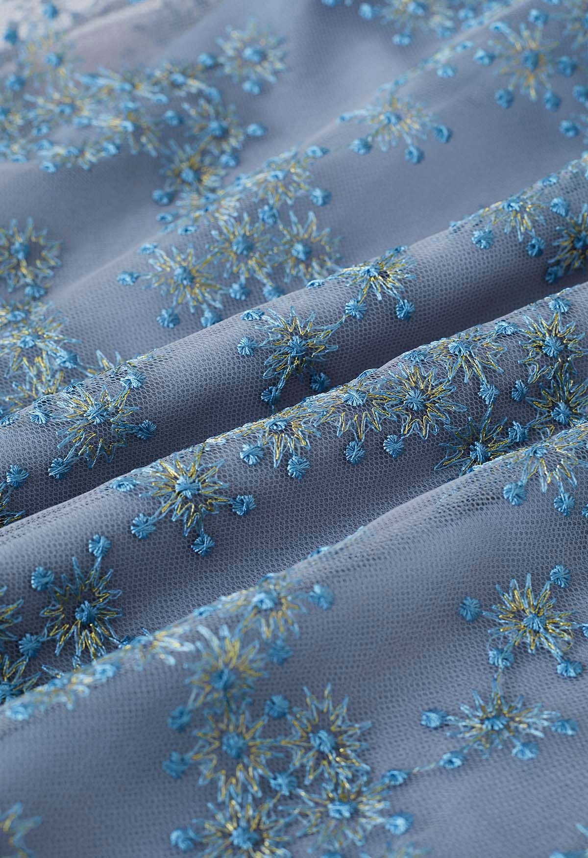 Jupe mi-longue en maille fleurette brodée métallisée en bleu poussiéreux