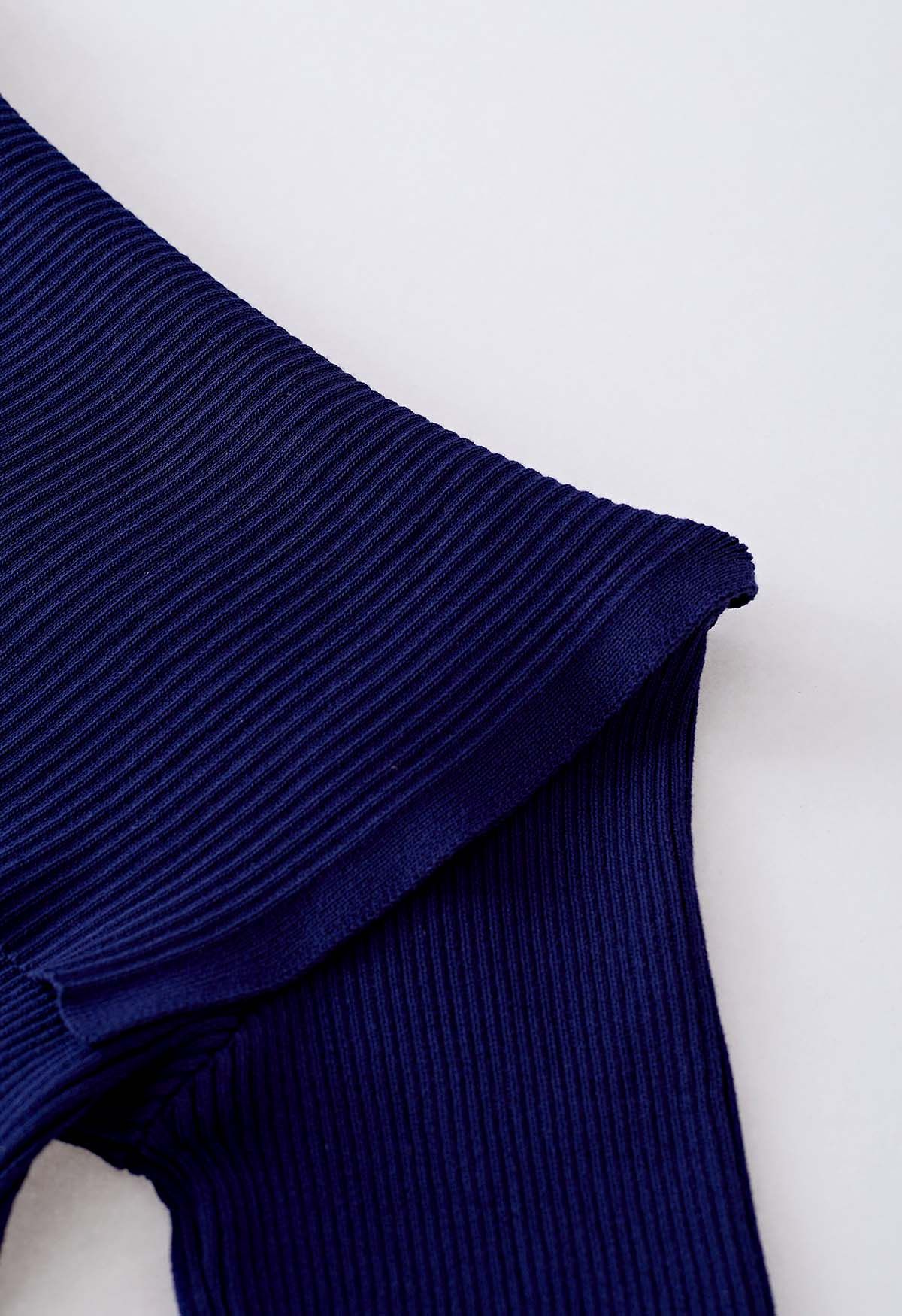 Haut en tricot à manches courtes et épaules dénudées pliées en bleu marine