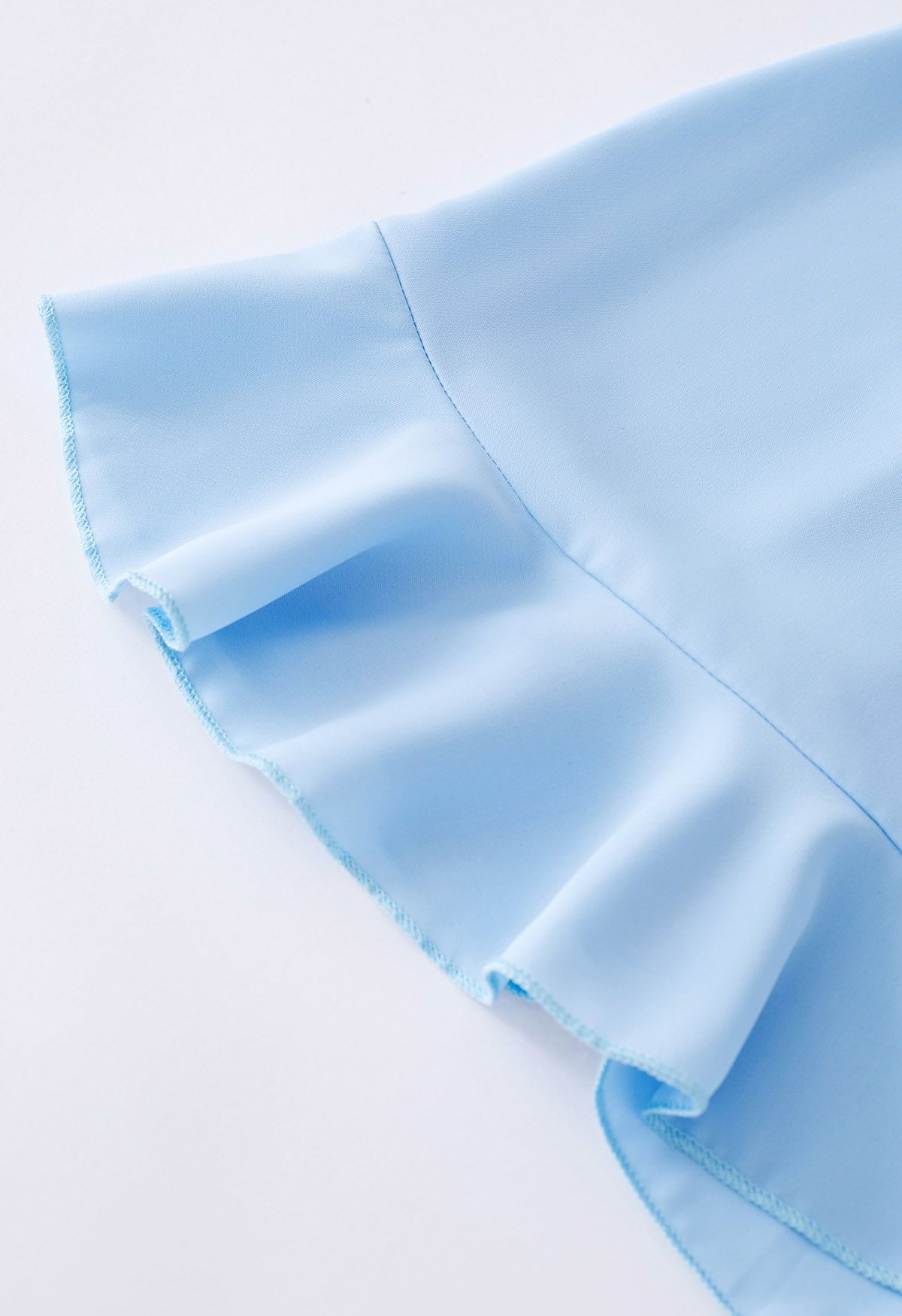 Robe volantée à manches flottantes avec ruban croisé en bleu