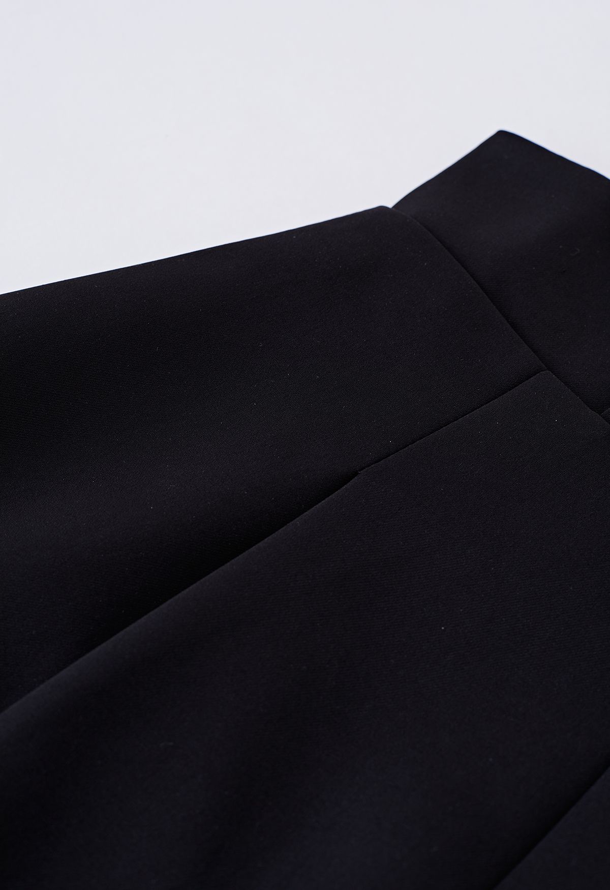 Short Taille Haute Bouton Doré en Noir