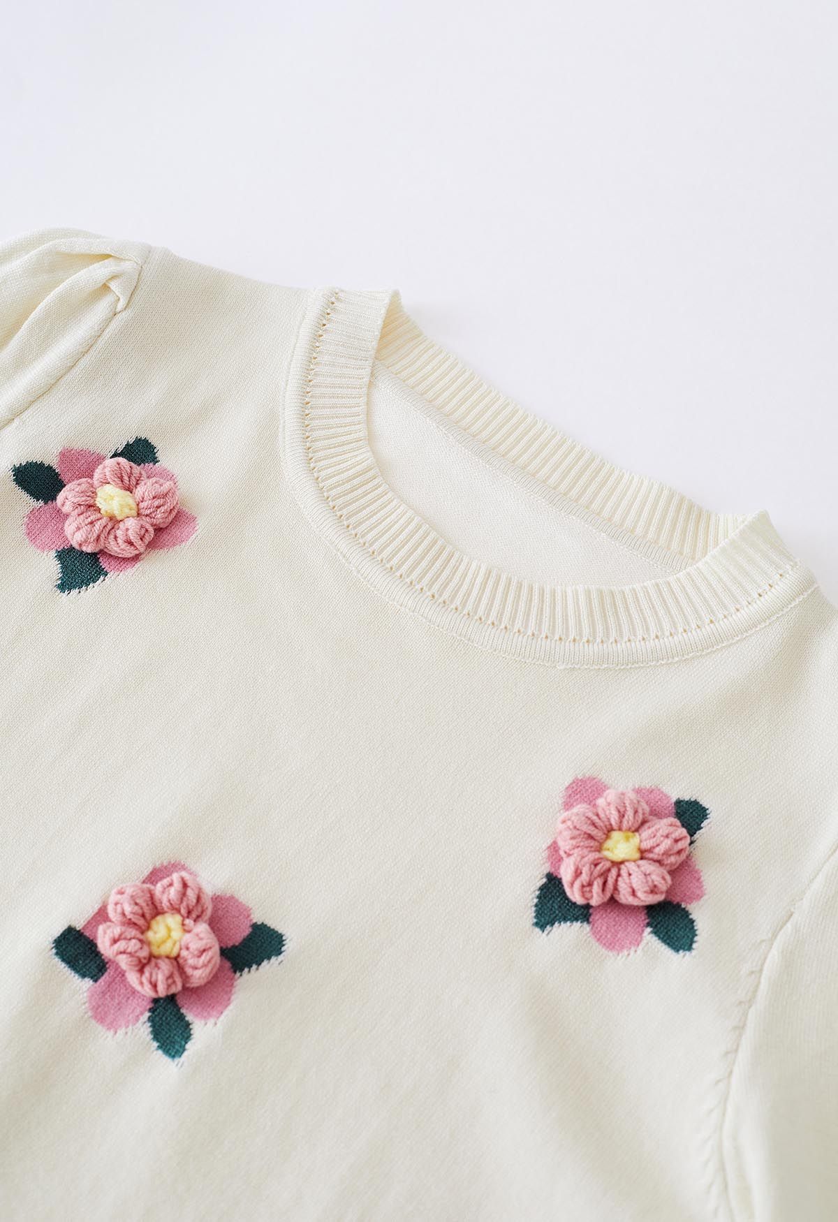 Haut en tricot à manches courtes et fleurs roses en crème