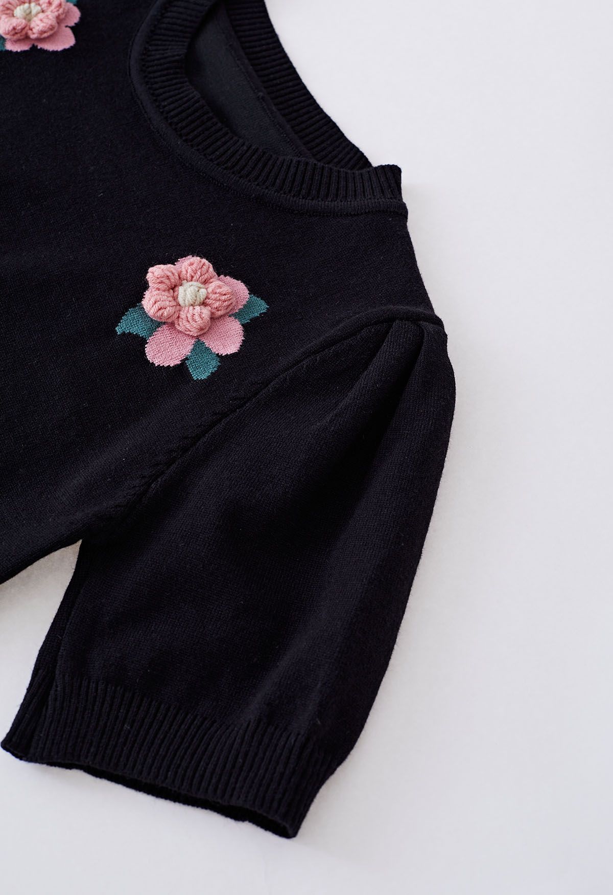 Haut en tricot à manches courtes et fleurs roses en noir