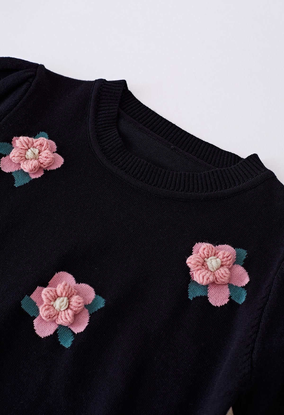 Haut en tricot à manches courtes et fleurs roses en noir