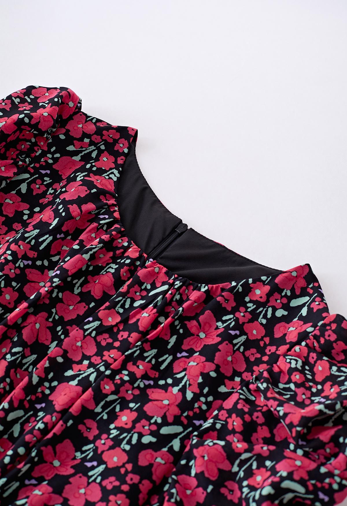 Robe mi-longue à volants asymétriques à imprimé de fleurs rouges en noir