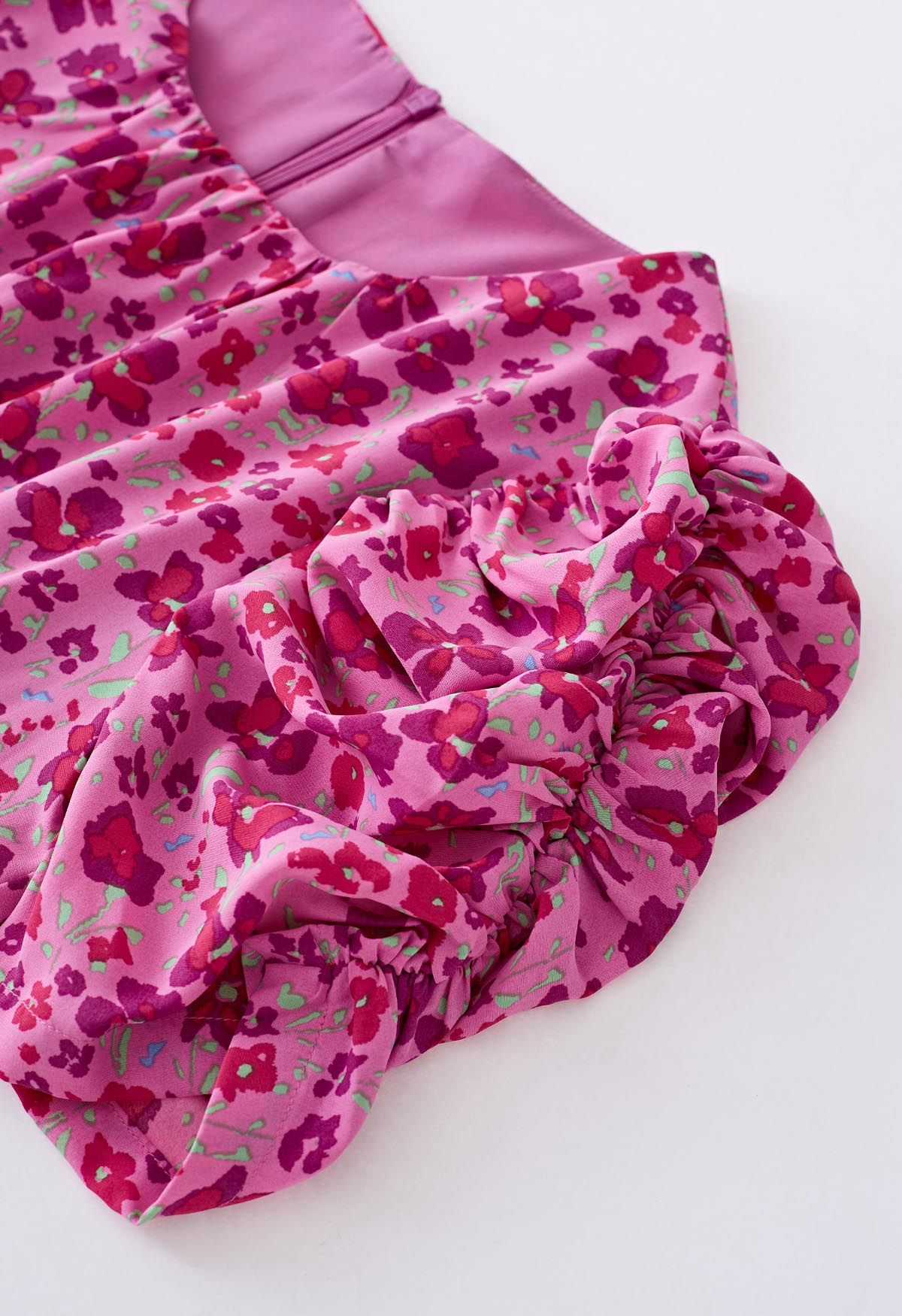 Robe mi-longue à volants asymétriques à imprimé de fleurs rouges en rose