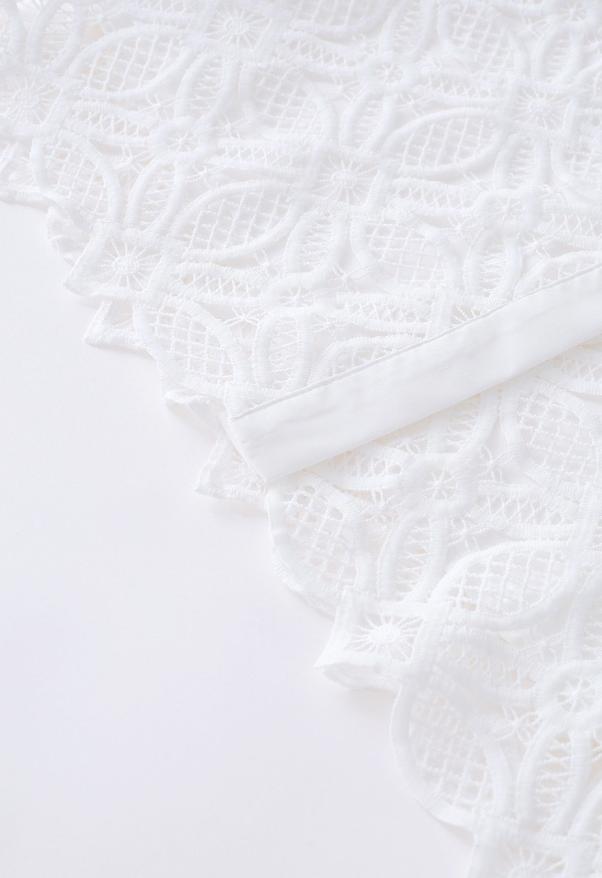 Robe boutonnée en dentelle délicate à découpes en blanc