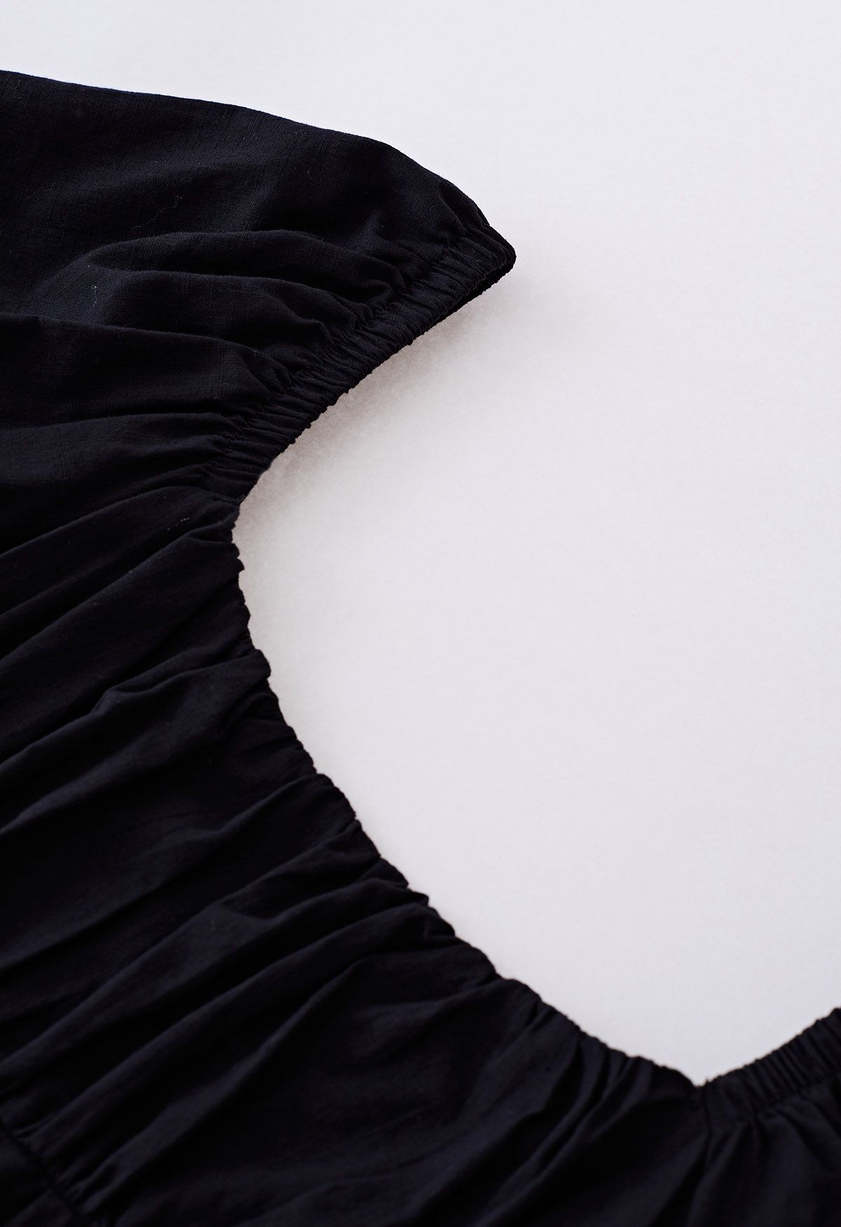 Robe nouée dans le dos à manches bouffantes et encolure carrée en noir
