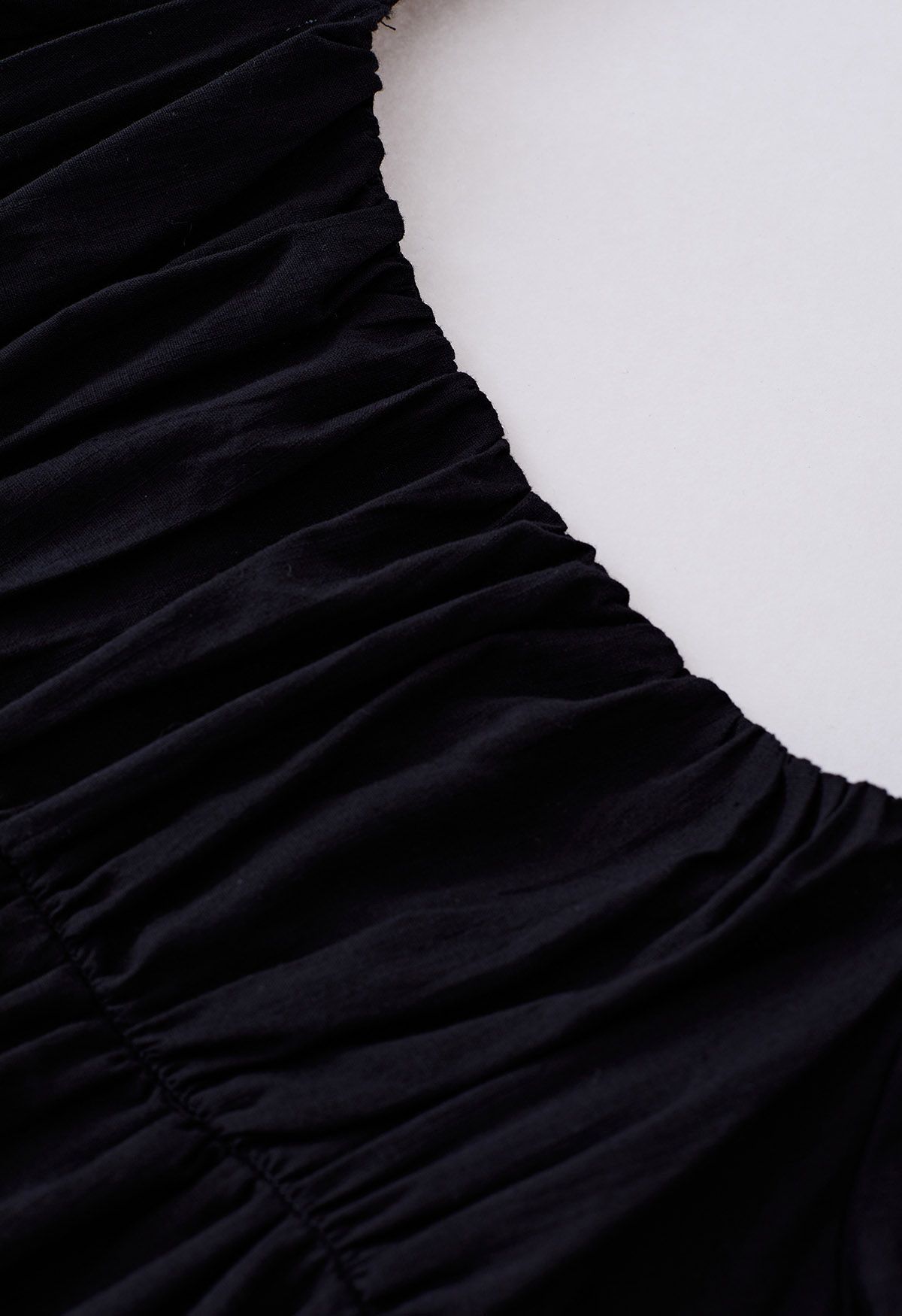 Robe nouée dans le dos à manches bouffantes et encolure carrée en noir