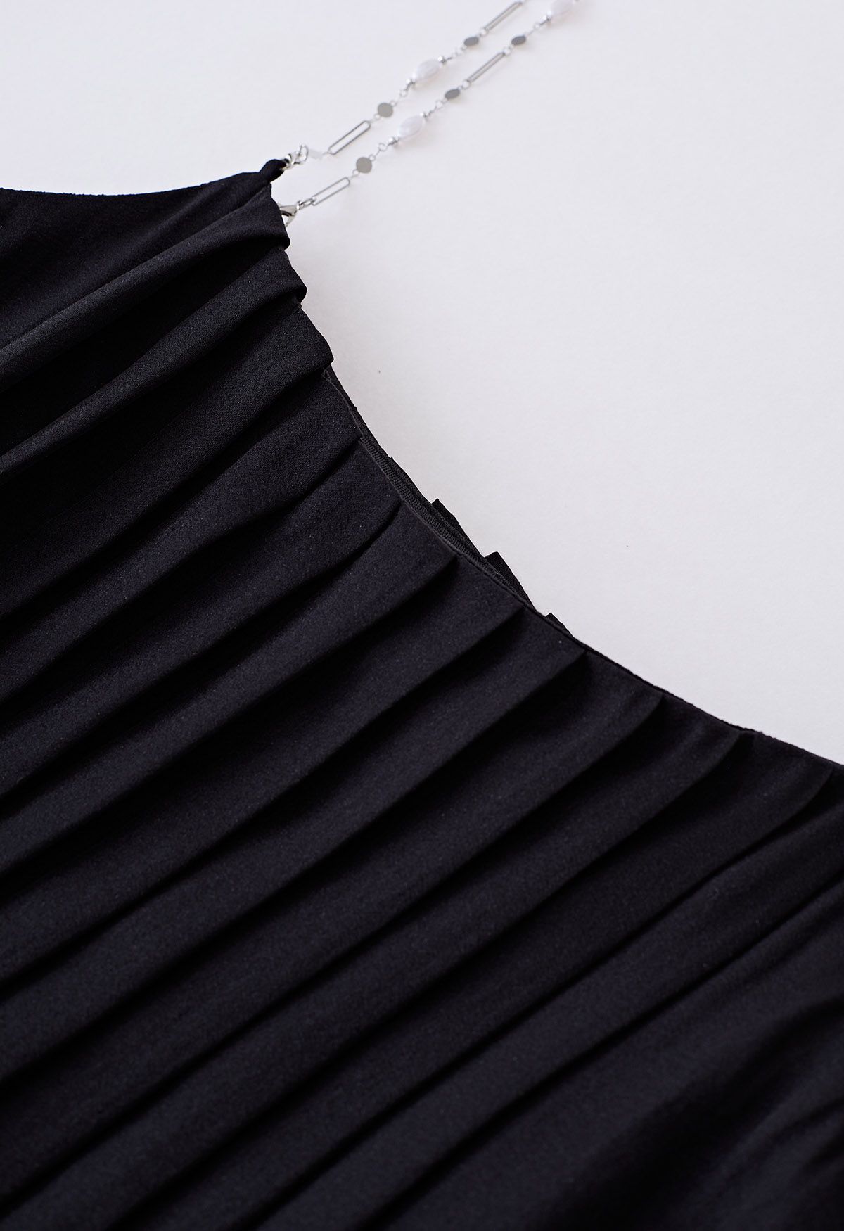 Breezy Robe longue caraco à chaîne plissée en noir