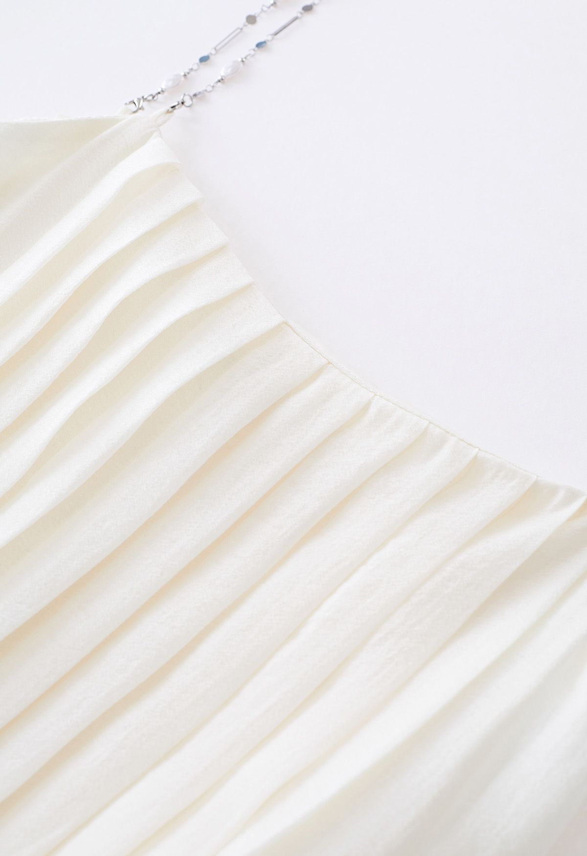 Breezy Robe longue caraco à chaîne plissée en ivoire