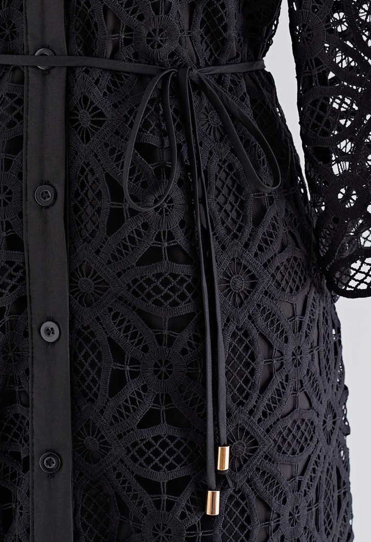 Robe boutonnée en dentelle à découpes délicates en noir