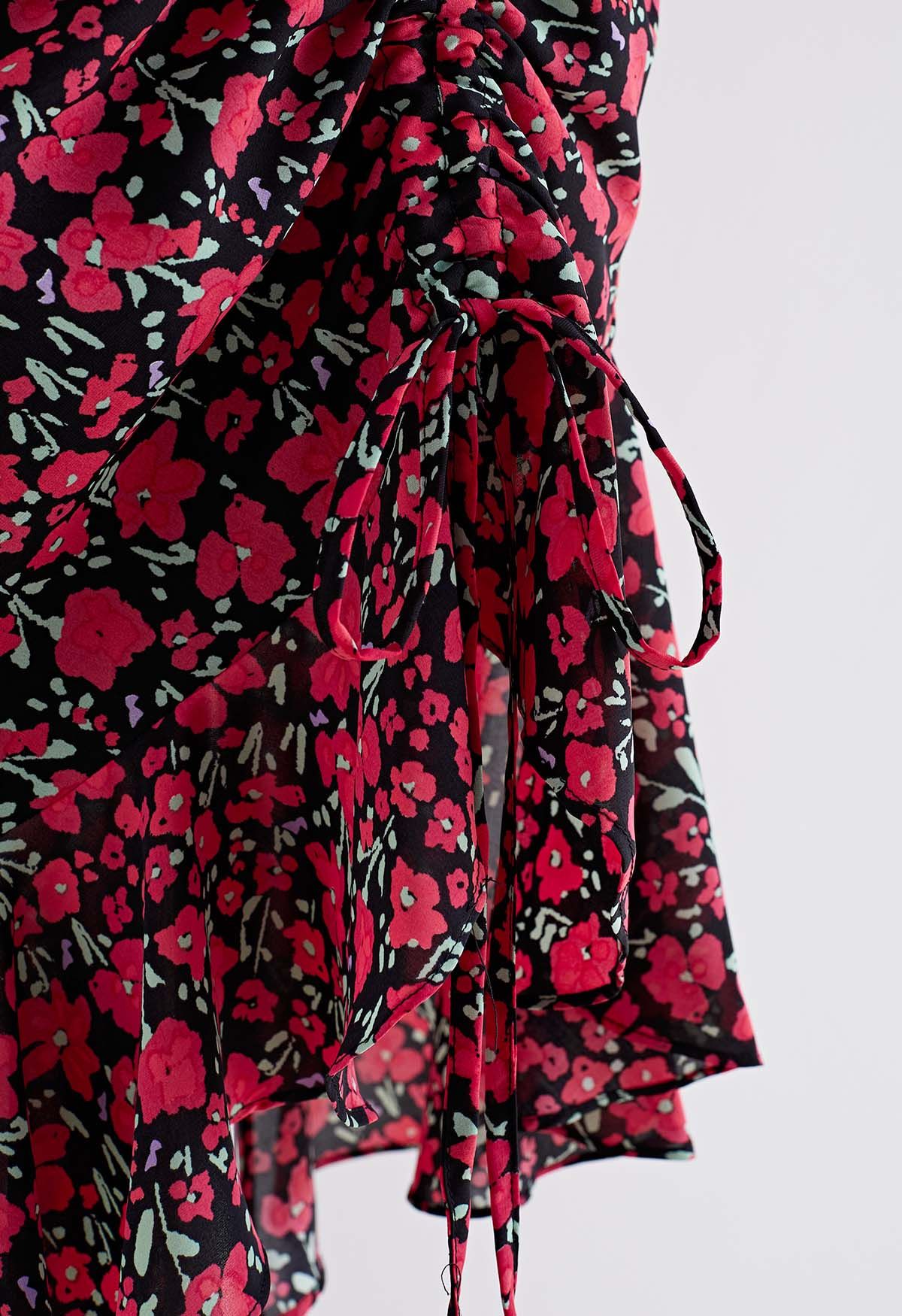 Robe mi-longue à volants asymétriques à imprimé de fleurs rouges en noir