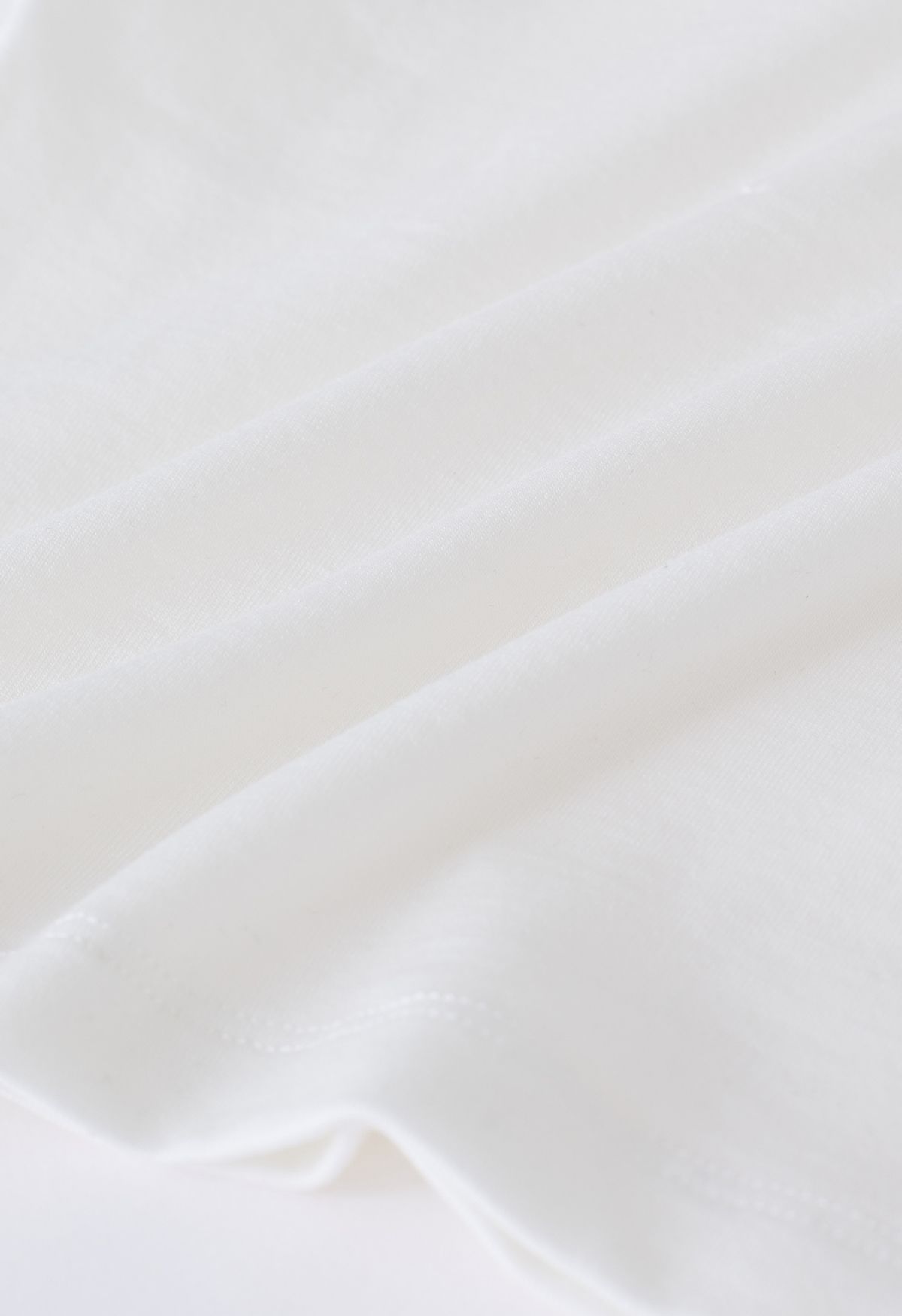 Crop top ajusté à épaules dénudées devant torsadé en blanc