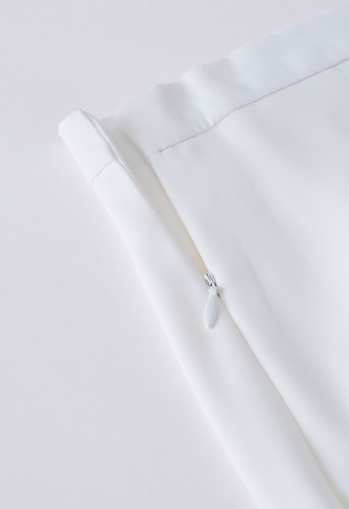 Jupe mi-longue à rabat plissé sur le côté en blanc