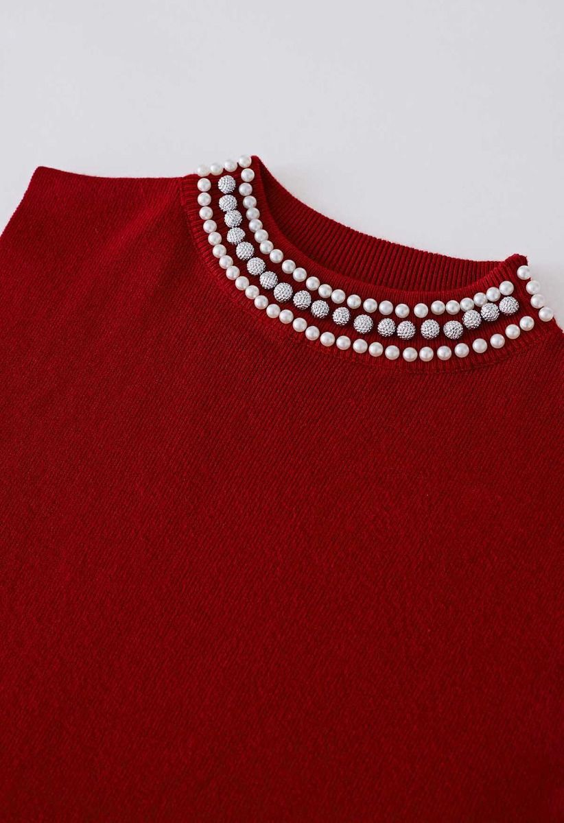 Haut en tricot sans manches à col montant orné de perles en bordeaux
