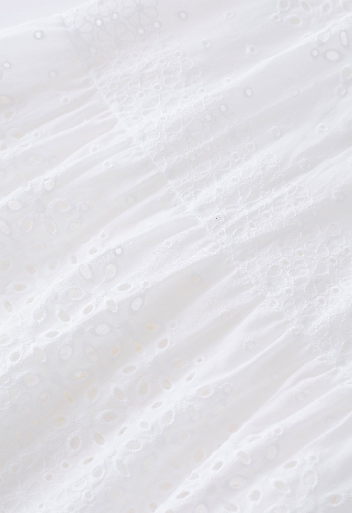 Jupe mi-longue en coton à œillets brodés fleuret en blanc