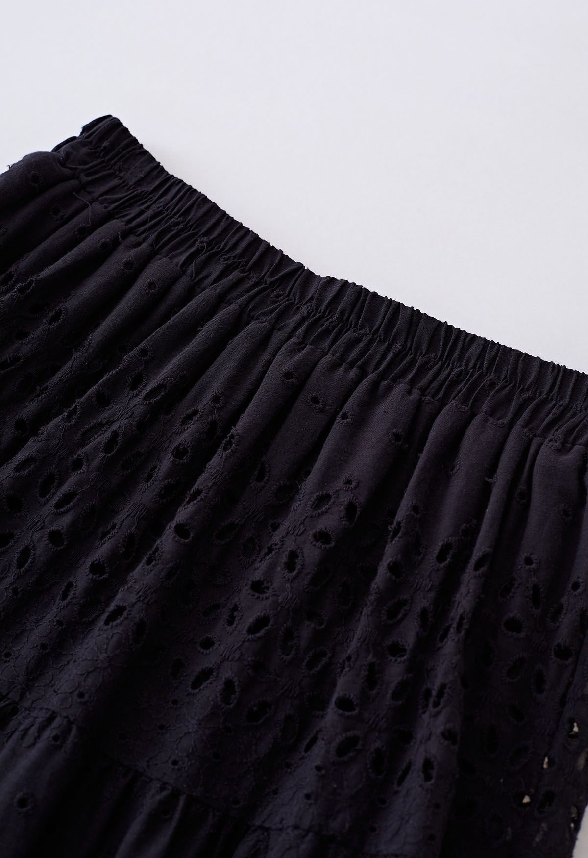 Jupe mi-longue en coton à œillets brodés Floret en noir