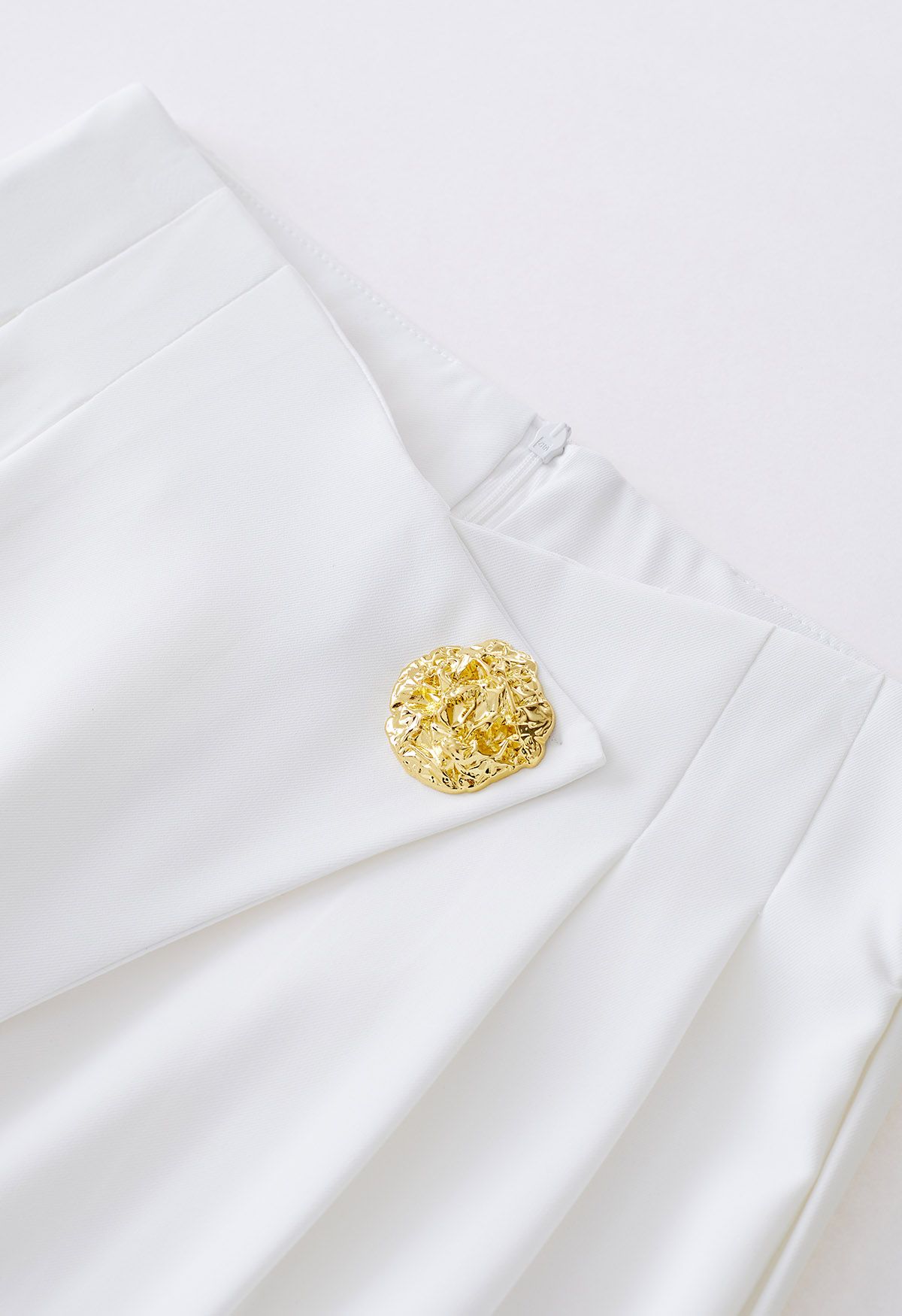 Pantalon droit à taille croisée et boutons dorés en blanc