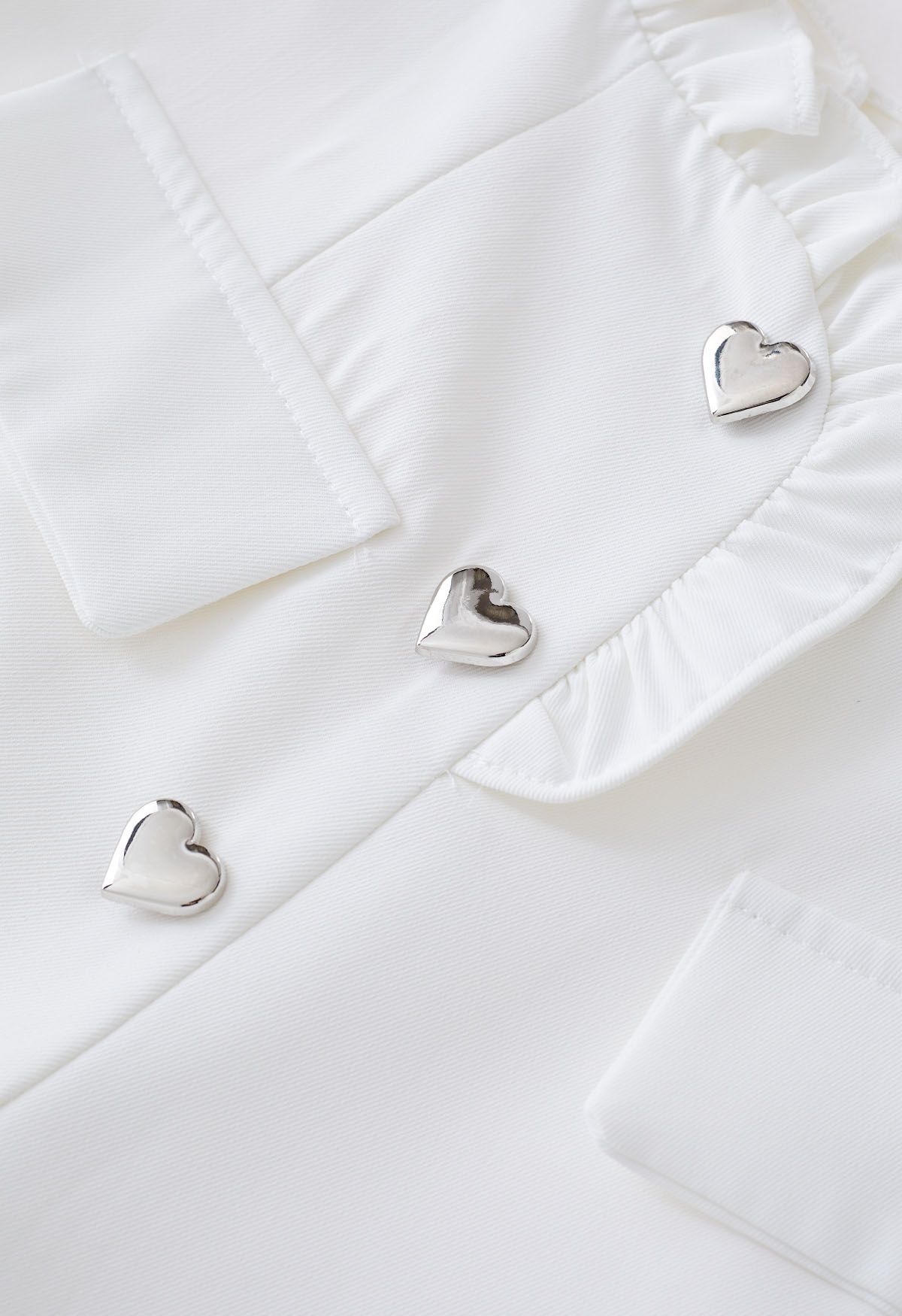 Short à volants et boutons en forme de cœur en blanc