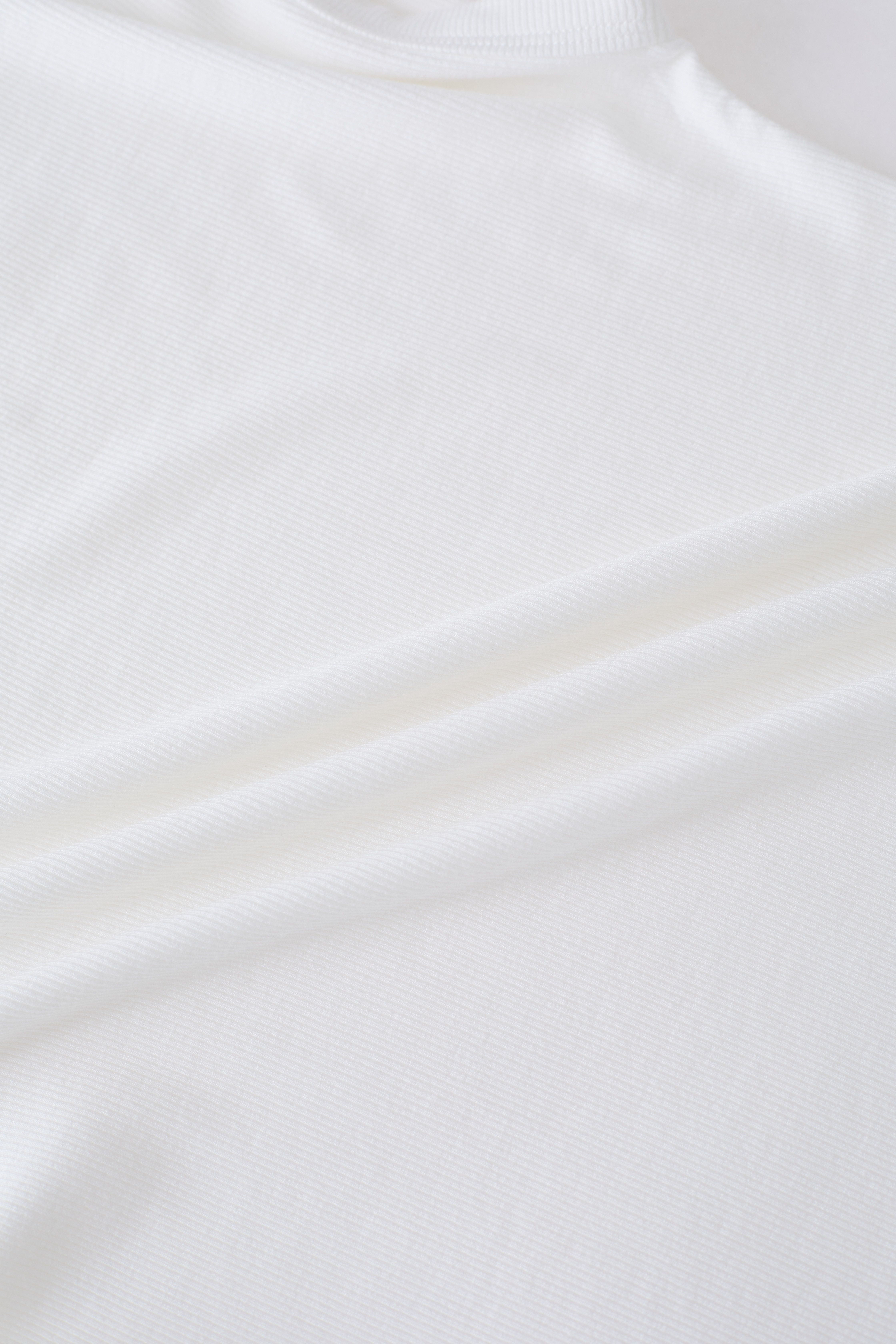 Haut court en coton à col rond élégant en blanc