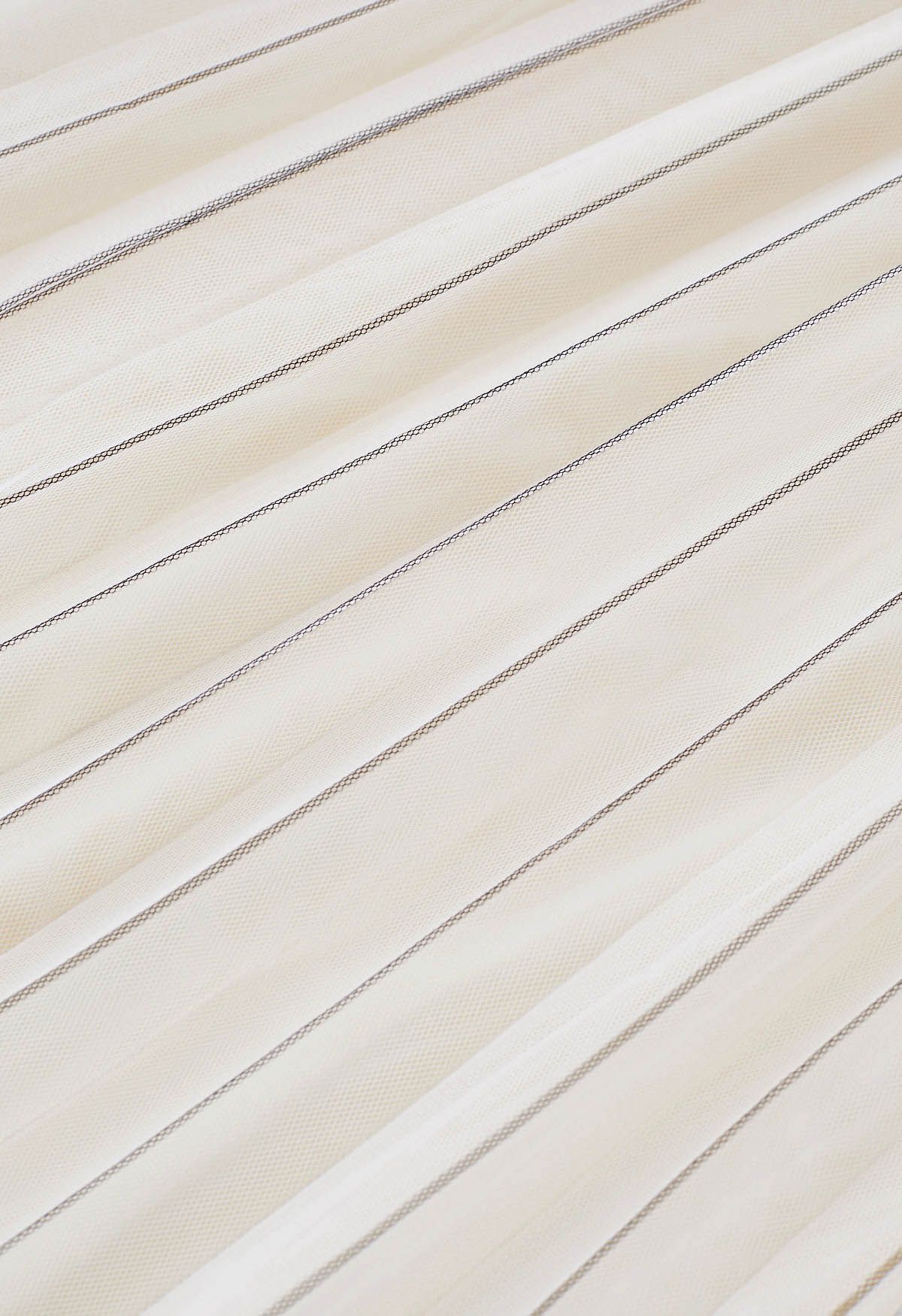 Jupe mi-longue en tulle plissé à lignes contrastées en crème