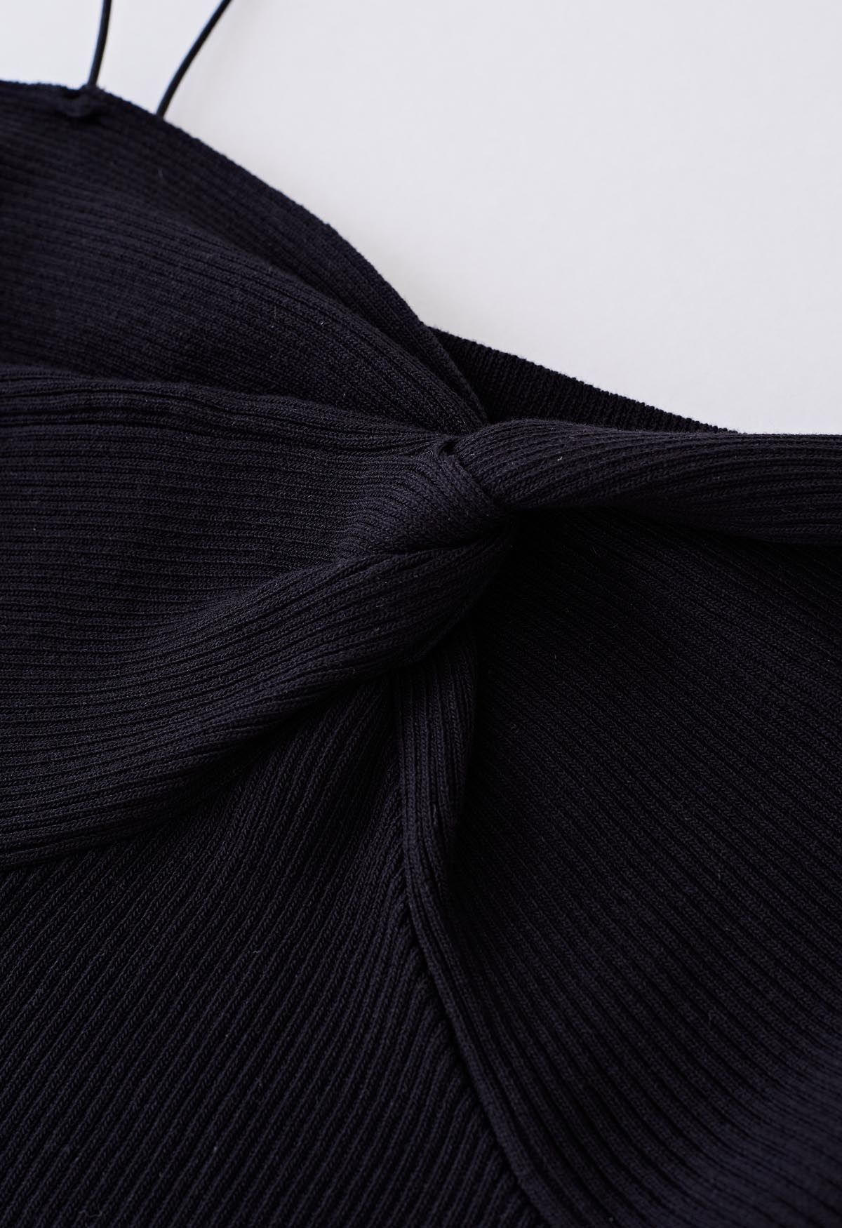 Robe caraco moulante en tricot torsadé sur le devant en noir