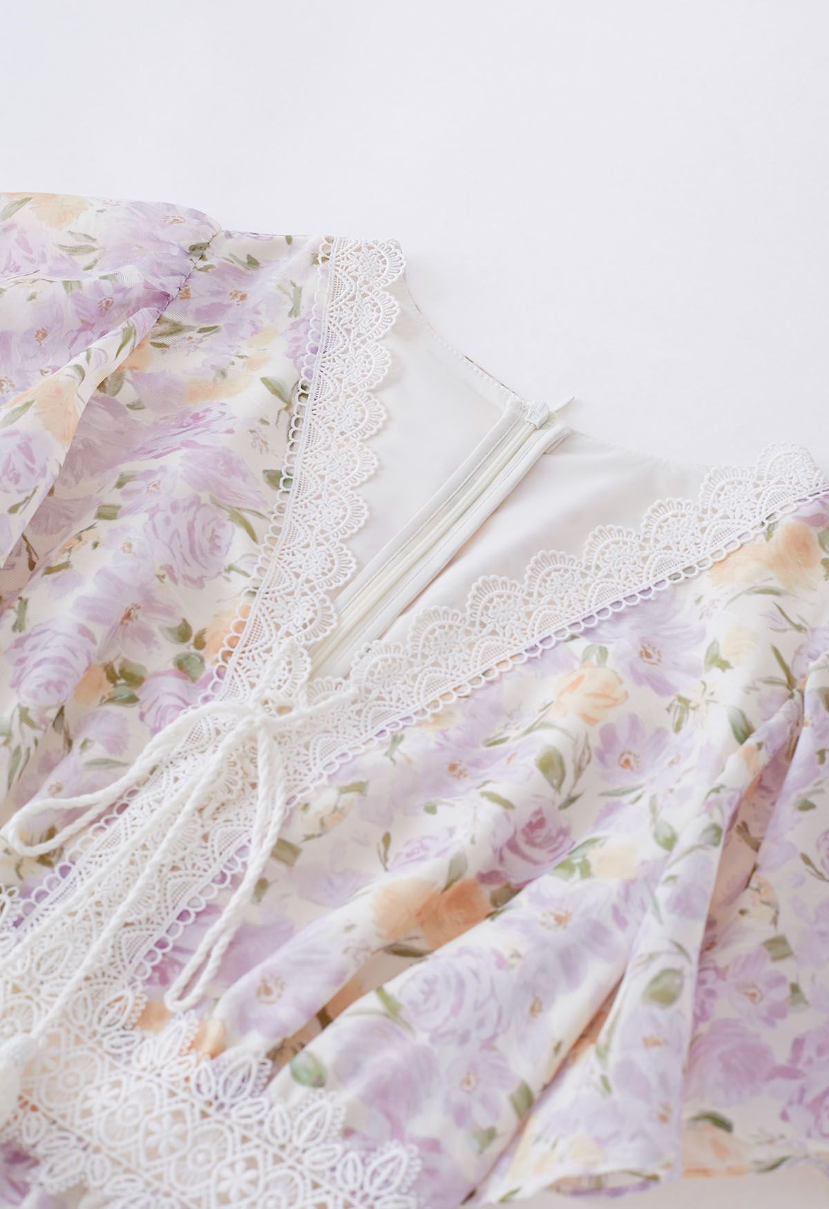 Robe mi-longue à fleurs aquarelle à col en V festonné en lilas