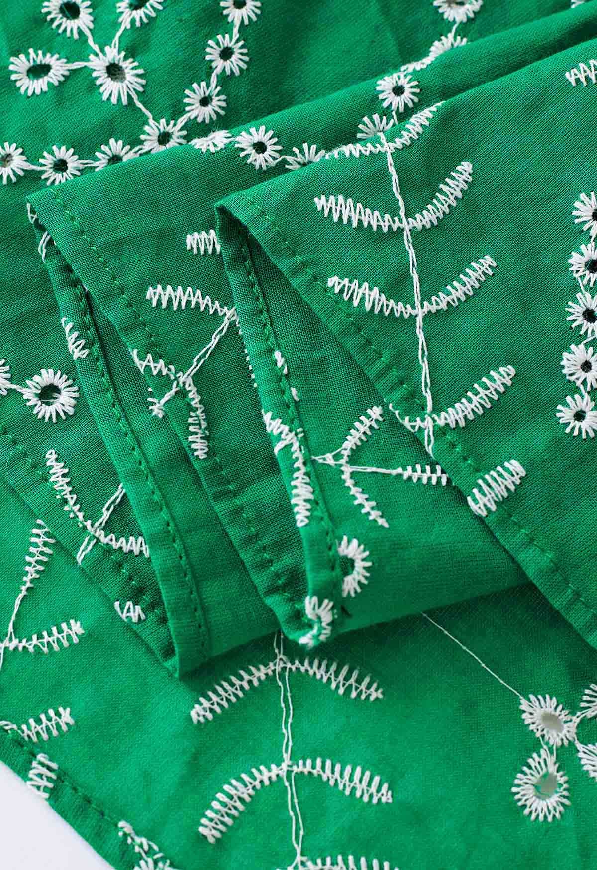 Robe longue verte à bretelles nouées brodées d'œillets