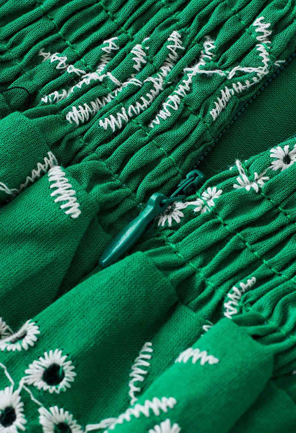 Robe longue verte à bretelles nouées brodées d'œillets