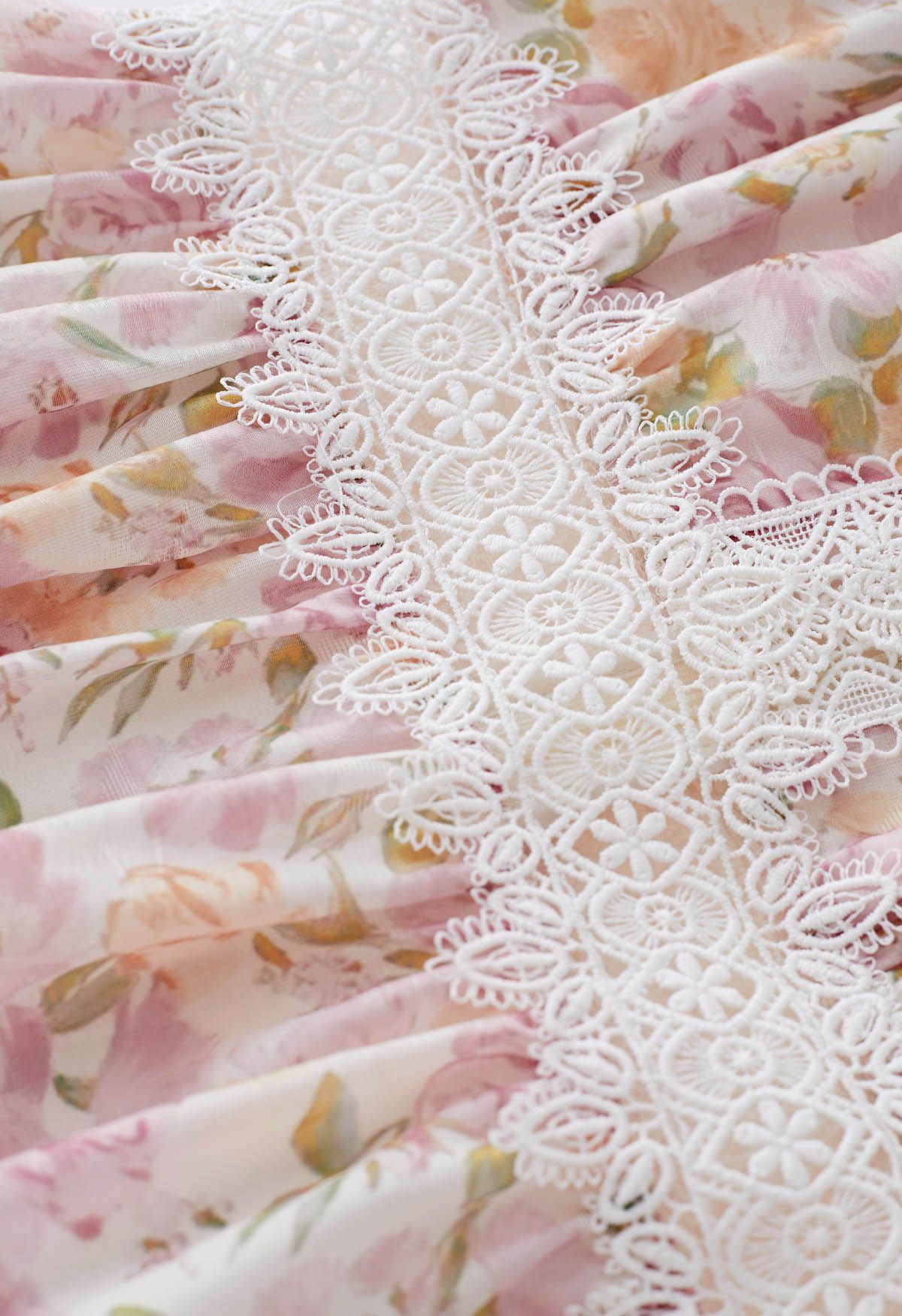Robe mi-longue fleurie aquarelle à col en V festonnée en rose