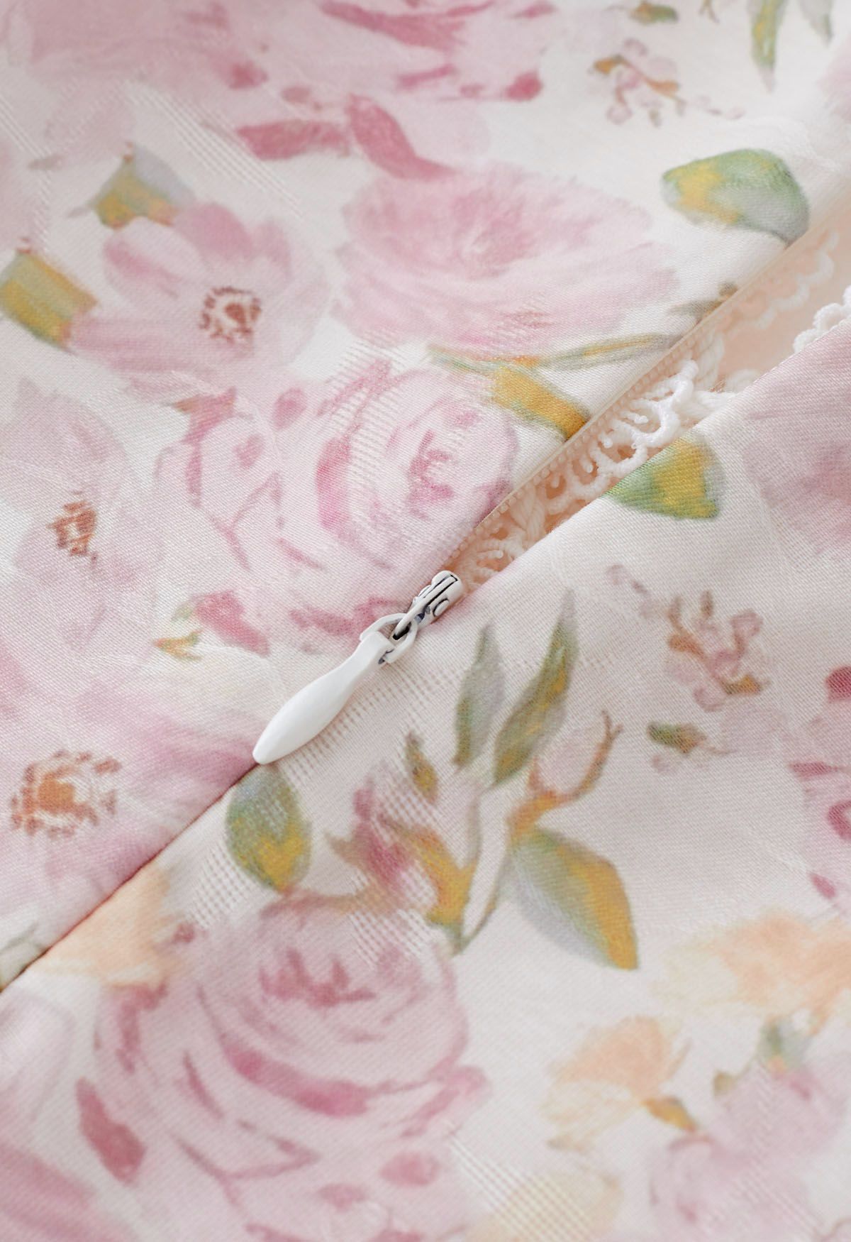 Robe mi-longue fleurie aquarelle à col en V festonnée en rose