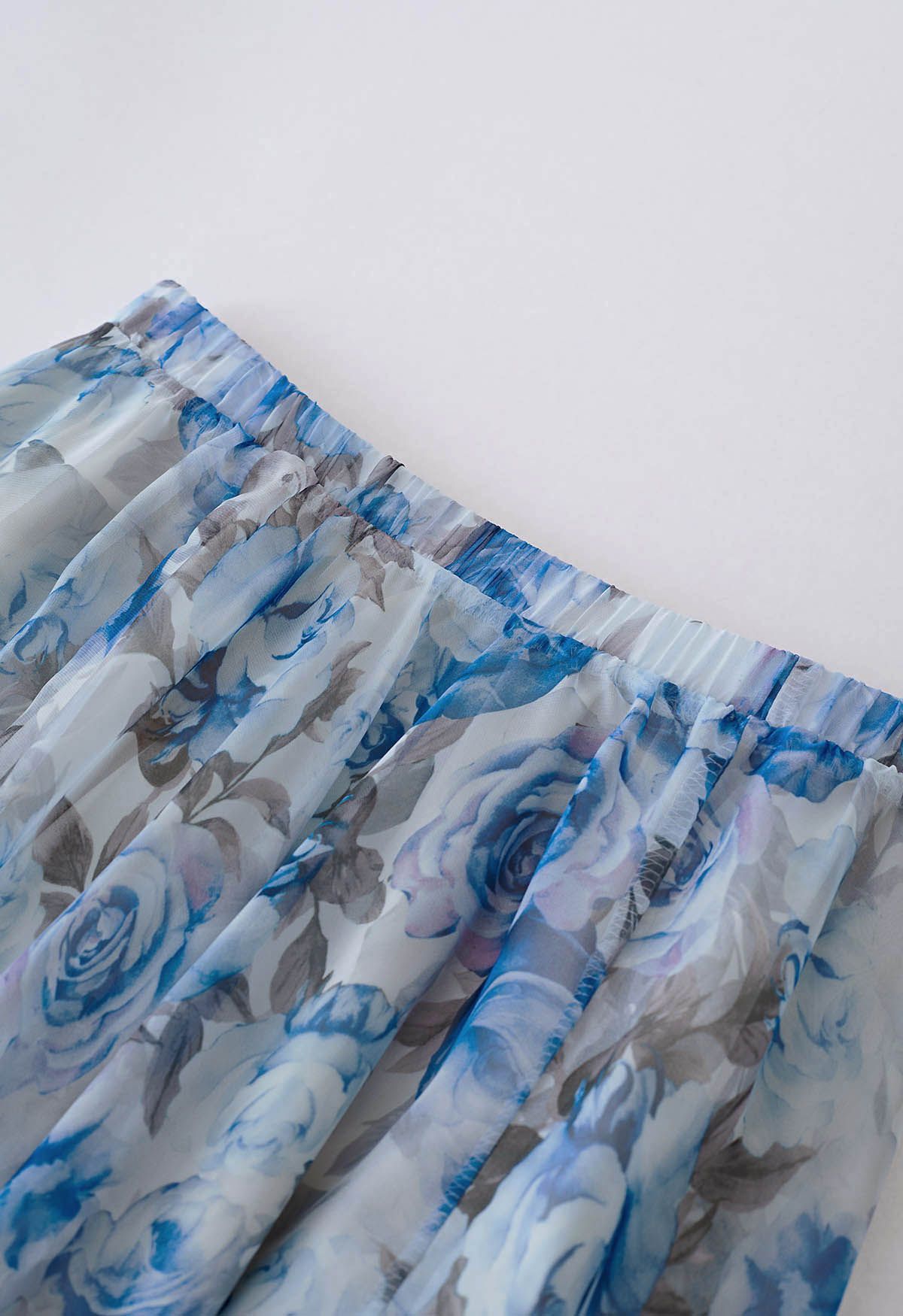 Jupe longue en mousseline imprimée de roses bleues