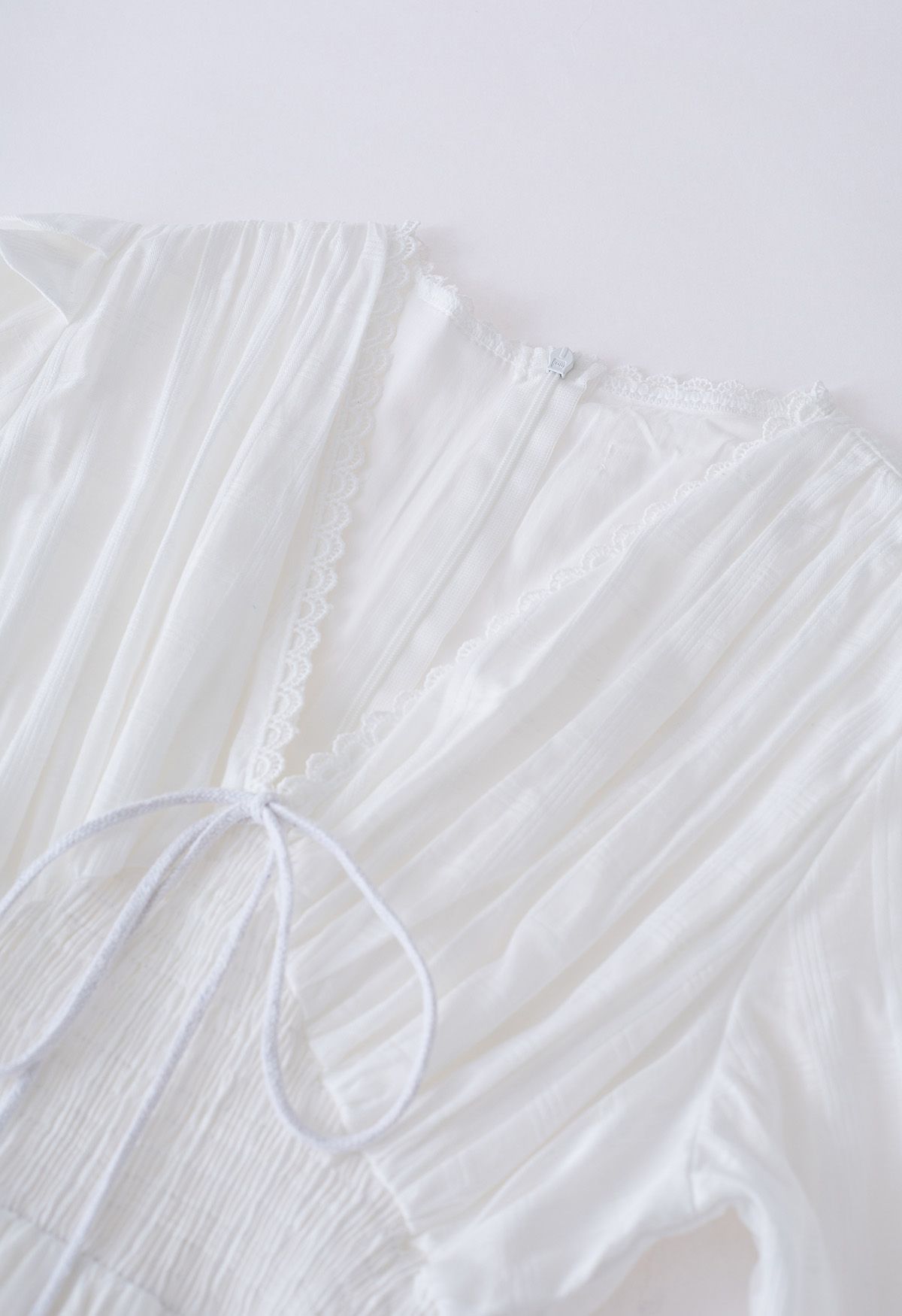 Robe mi-longue à carreaux et col en V festonné en blanc