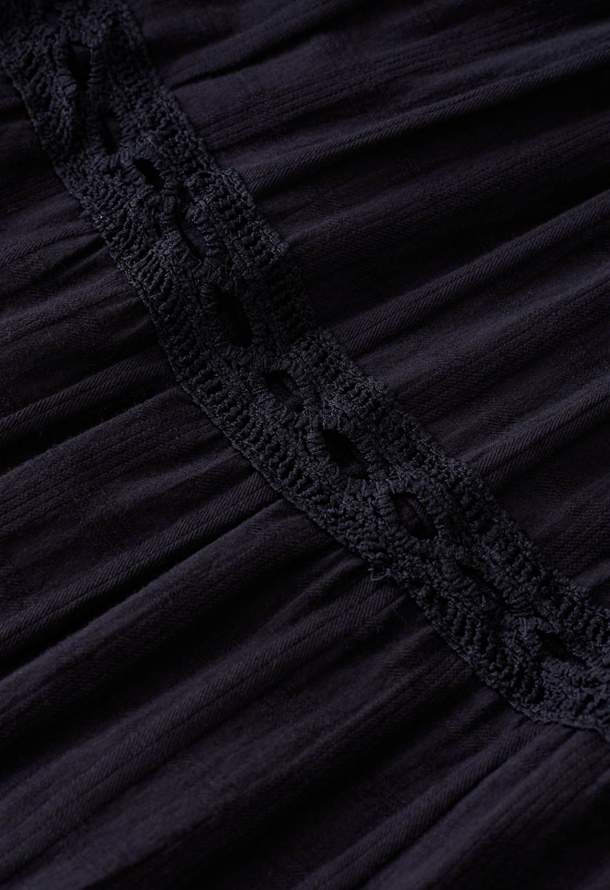 Robe mi-longue à carreaux et col en V festonné en noir
