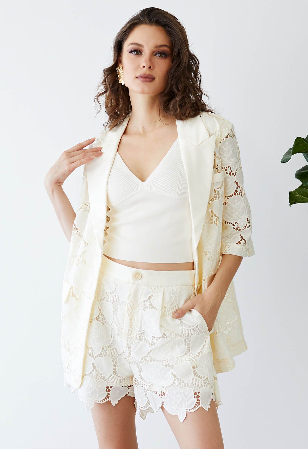 Ensemble blazer et short en crochet à découpes florales en crème