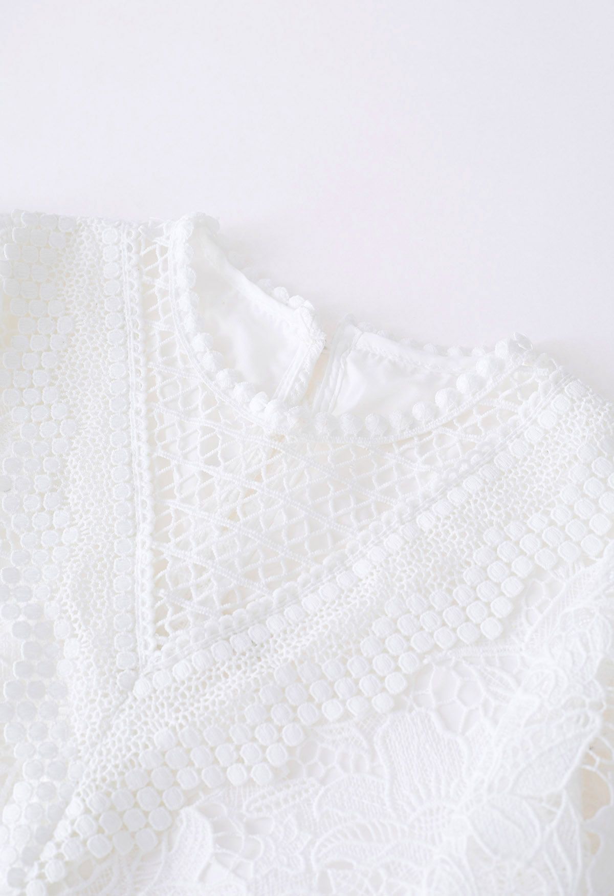 Haut court en dentelle au crochet Lily en blanc