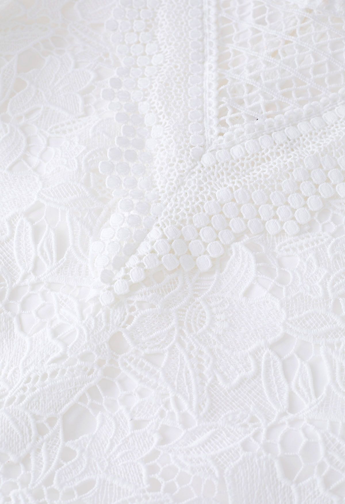 Haut court en dentelle au crochet Lily en blanc