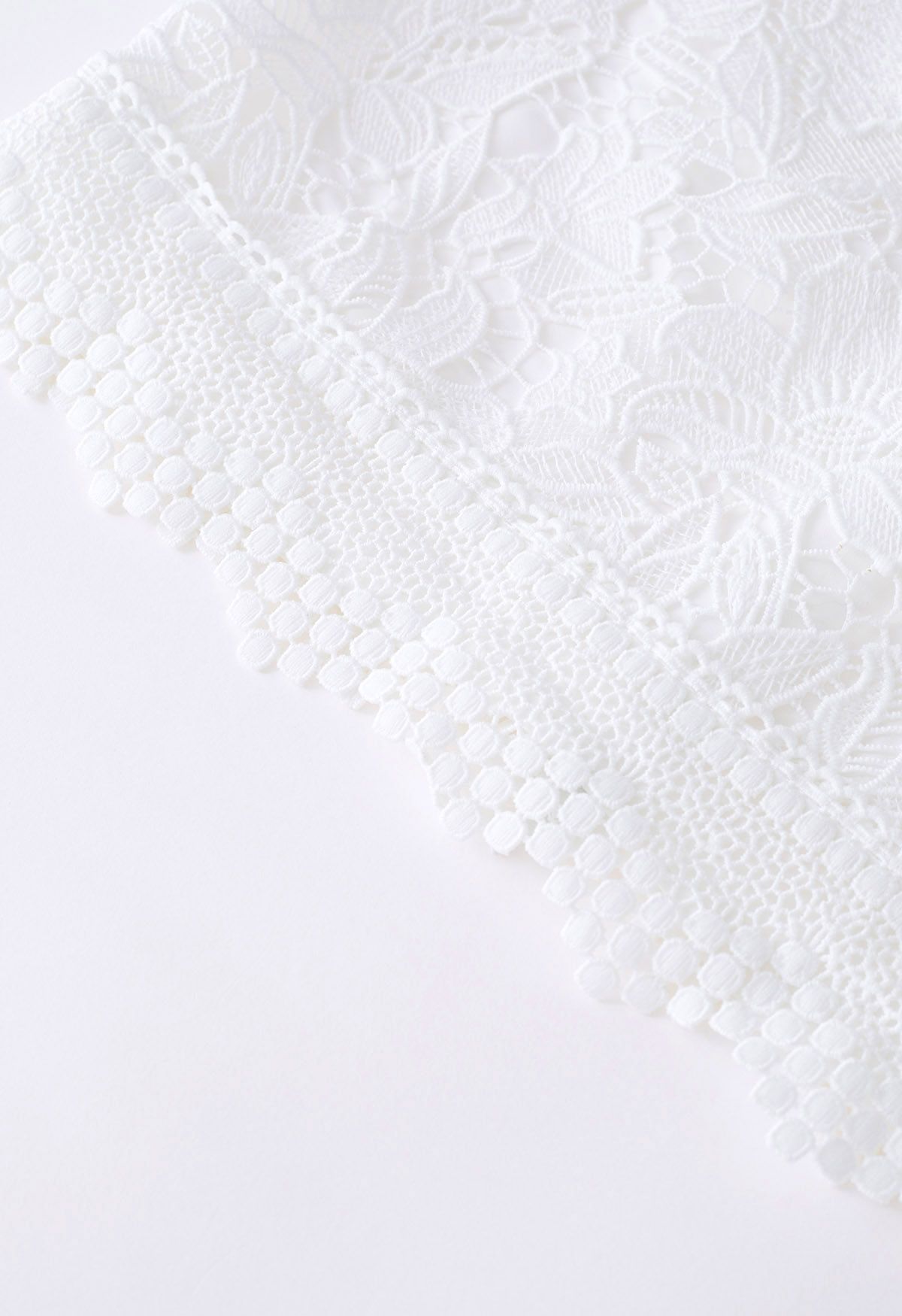 Haut court en dentelle au crochet Lily en blanc